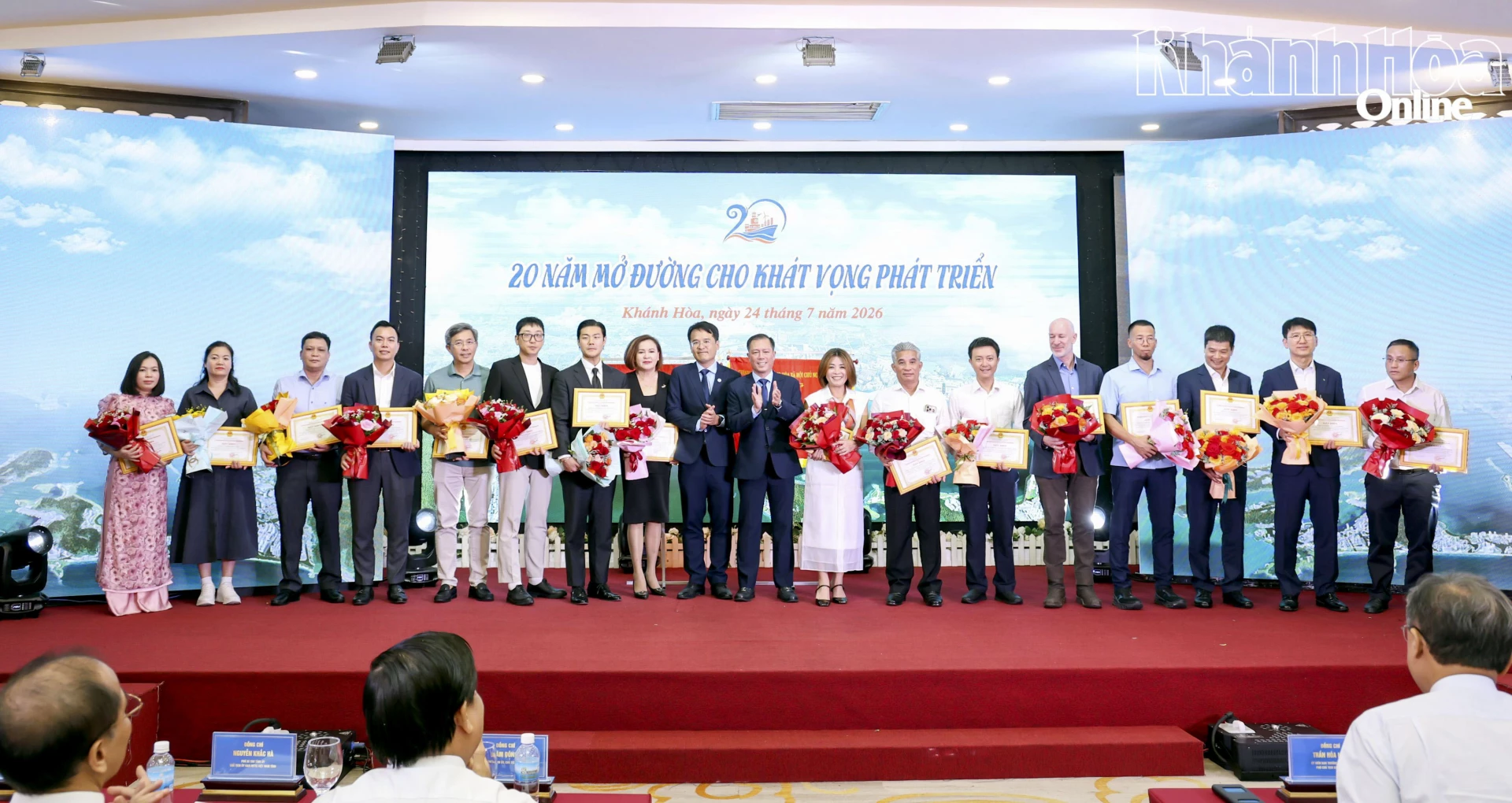 Lãnh đạo Ban Quản lý Khu kinh tế và Khu công nghiệp tỉnh trao giấy khen cho các đơn vị.
