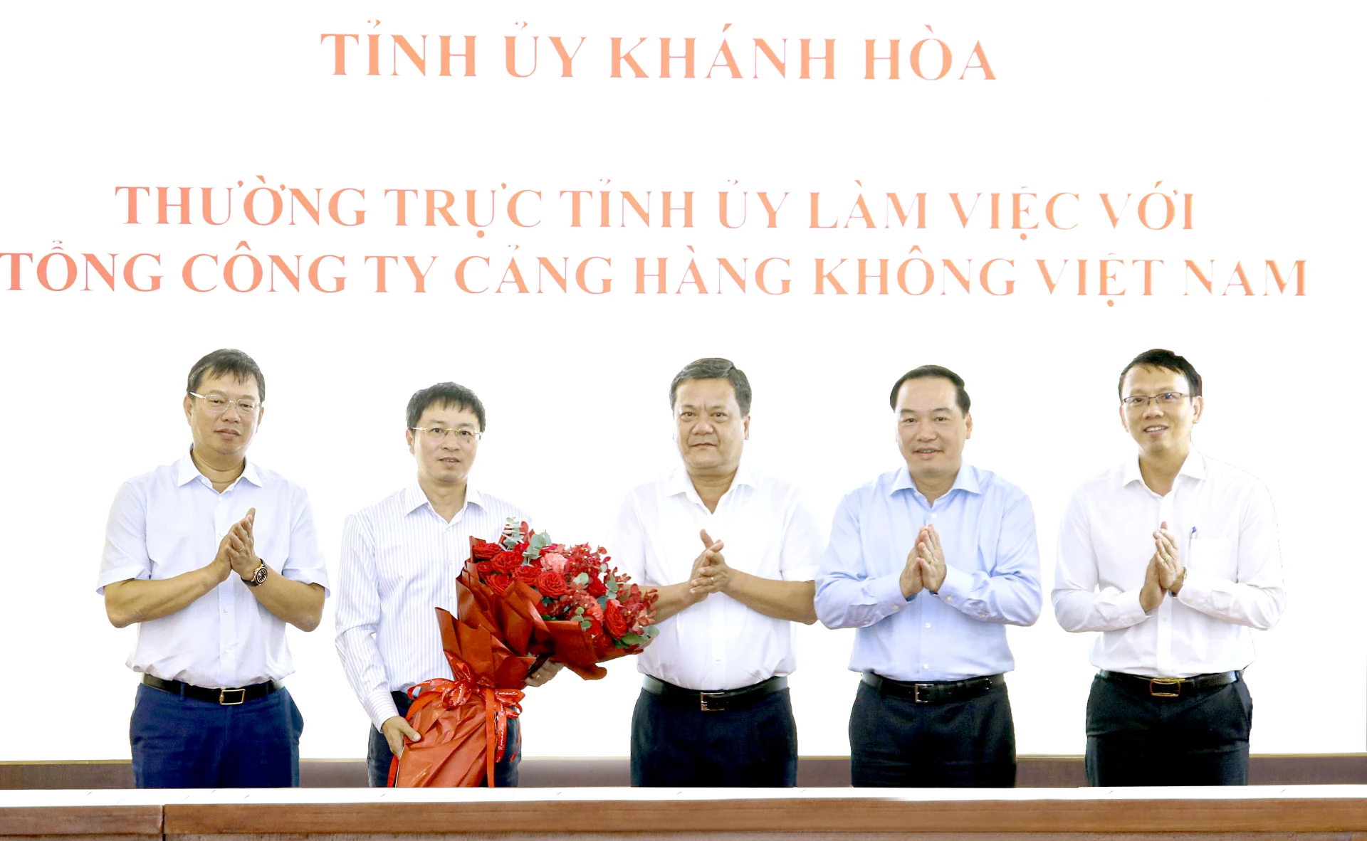 Đồng chí Trần Phong, đồng chí Hồ Xuân Trường và các đại biểu tặng hoa chúc mừng ông Nguyễn Cao Cường.
