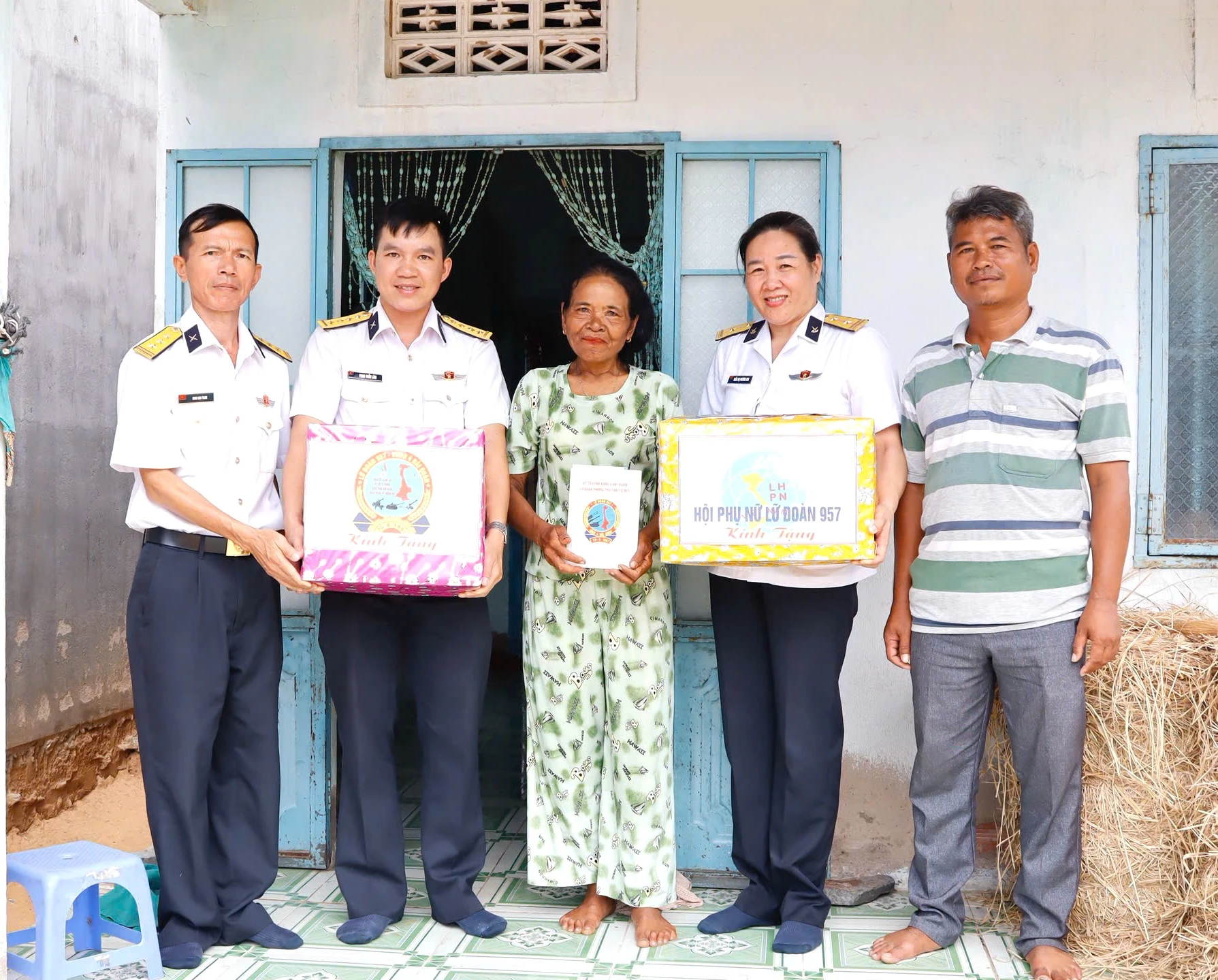 Đại diện Lữ đoàn 957 và Hội Phụ nữ lữ đoàn tặng quà cho bà Thị Hiệp.