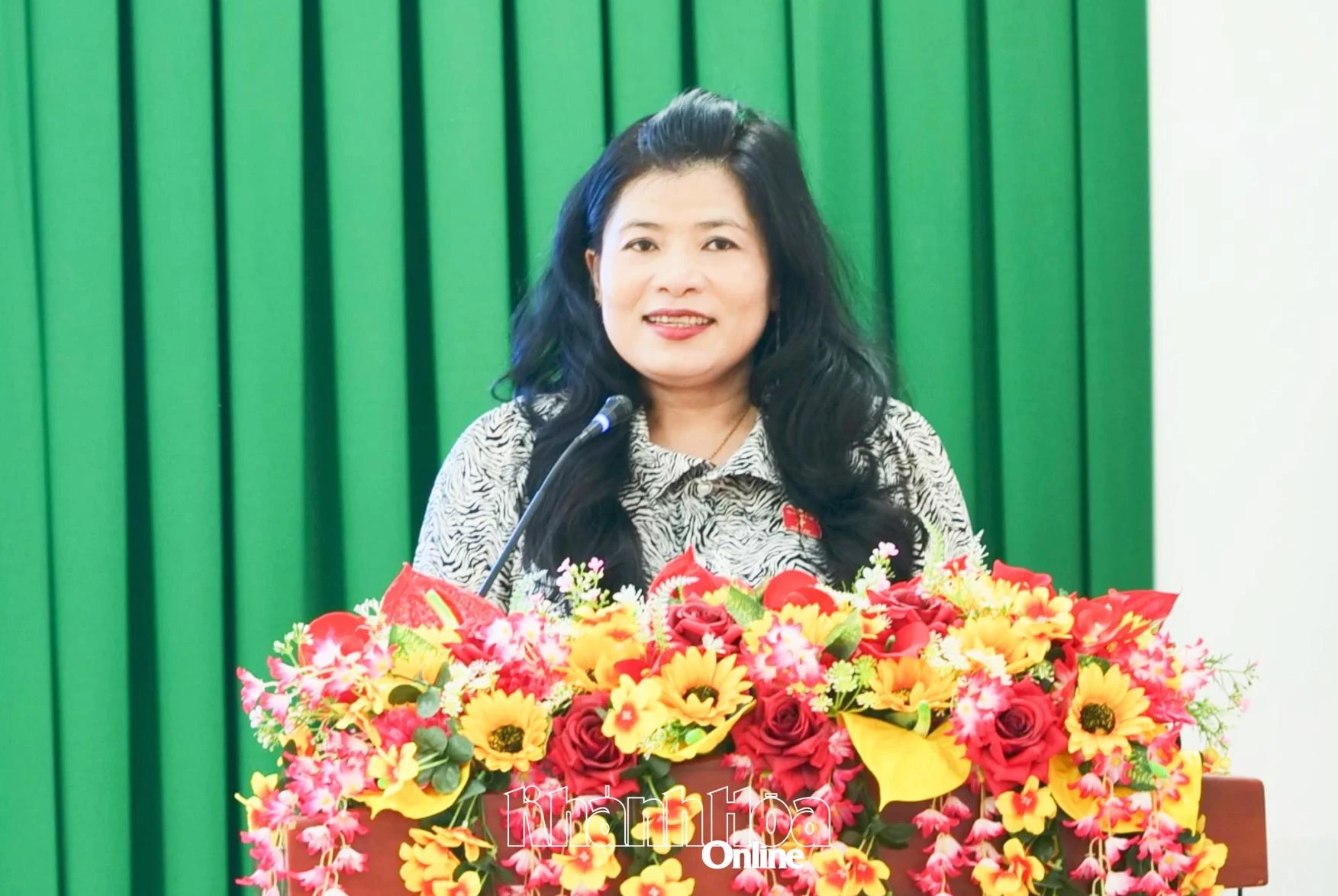 Đồng chí Đàng Thị Mỹ Hương - Phó Trưởng đoàn chuyên trách Đoàn Đại biểu Quốc hội tỉnh Khánh Hòa phát biểu tri ân các thương binh, bệnh binh và gia đình liệt sĩ tại buổi gặp mặt.