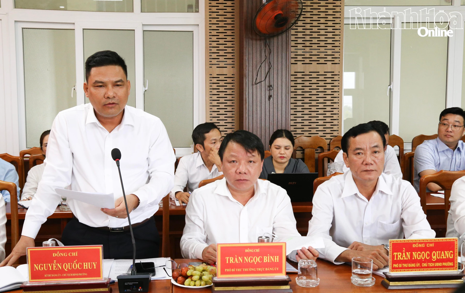 Thường trực Đảng ủy phường Đông Hải báo cáo một số kết quả nổi bật