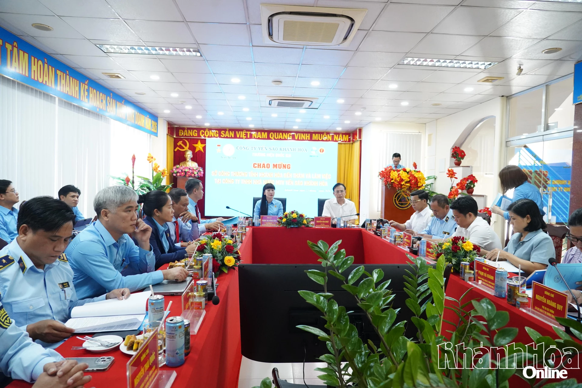 Quang cảnh buổi làm việc.