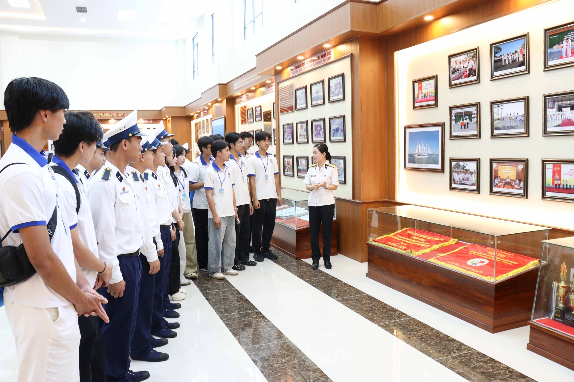 Học viện Hải quân đón hơn 100 thanh niên, sinh viên kiều bào tiêu biểu đến thăm, giao lưu