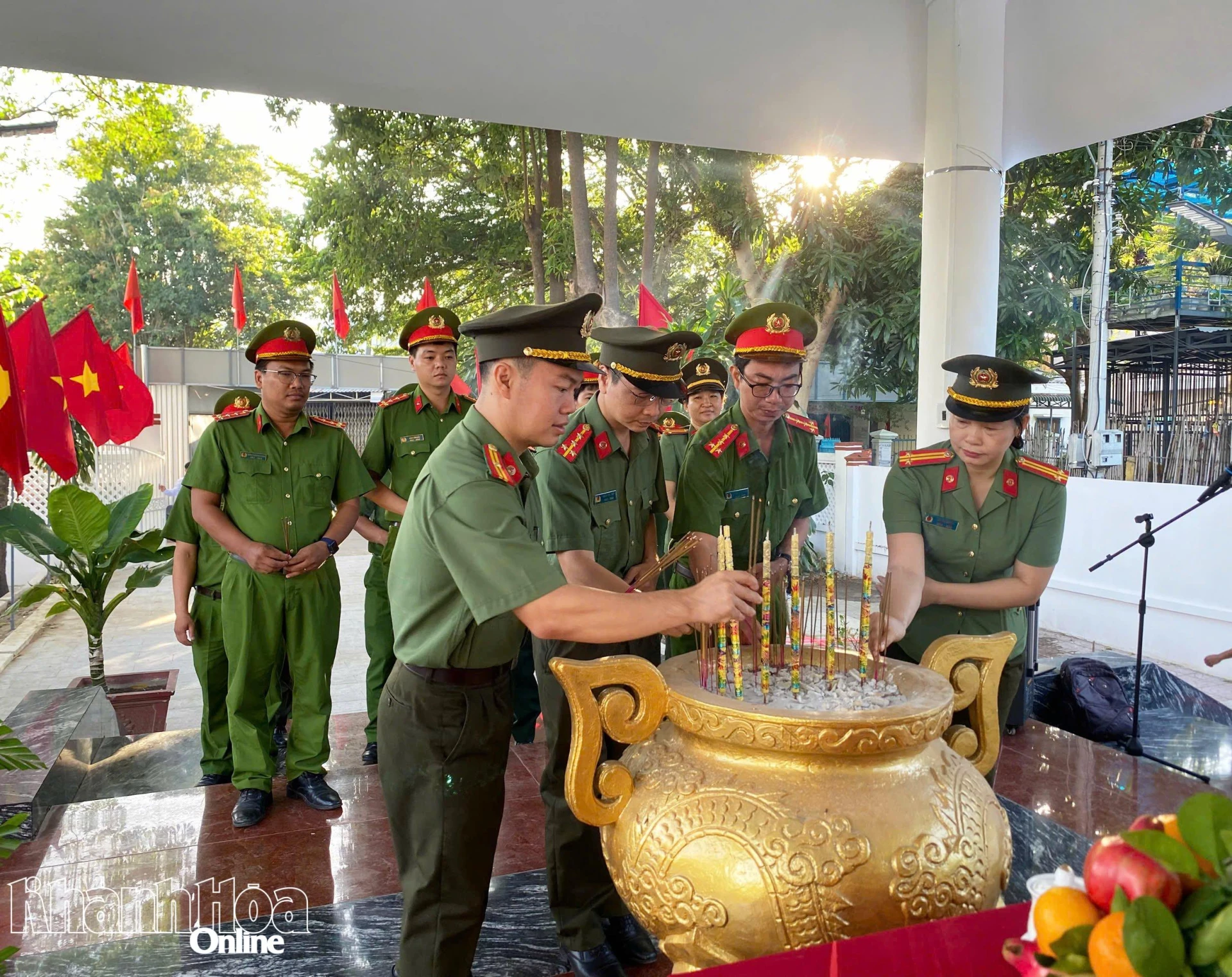Các đại biểuthawps hương tưởng  nhớ các anh hùng liệt sĩ.
