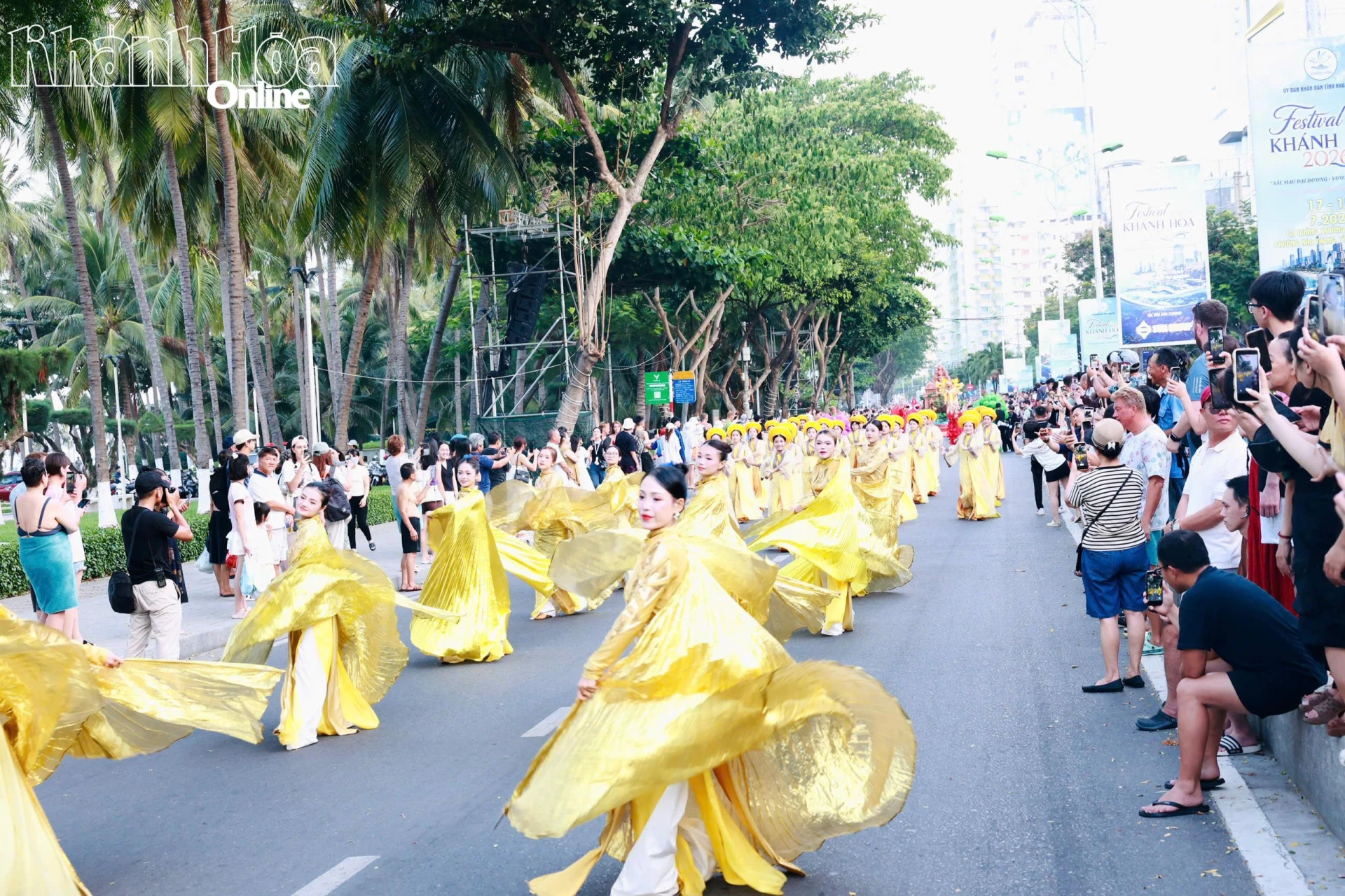 Du khách theo dõi Lễ hội đường phố trong khuôn khổ Festival Biển Khánh Hòa năm 2026