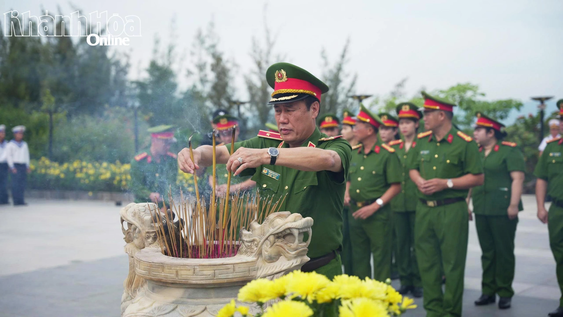Dâng hương tưởng niệm các chiến sĩ Gạc Ma