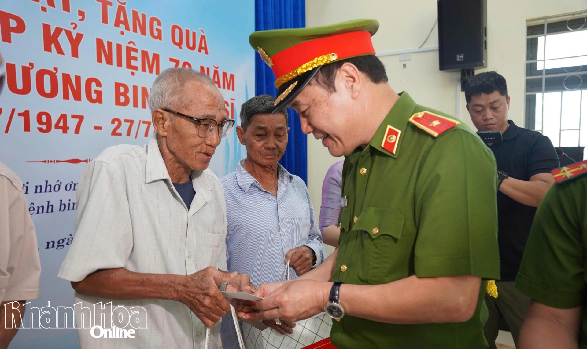 Thiếu tướng Phạm Văn Thân trao quà cho các gia đình có công với cách mạng tại xã Diên Lâm.