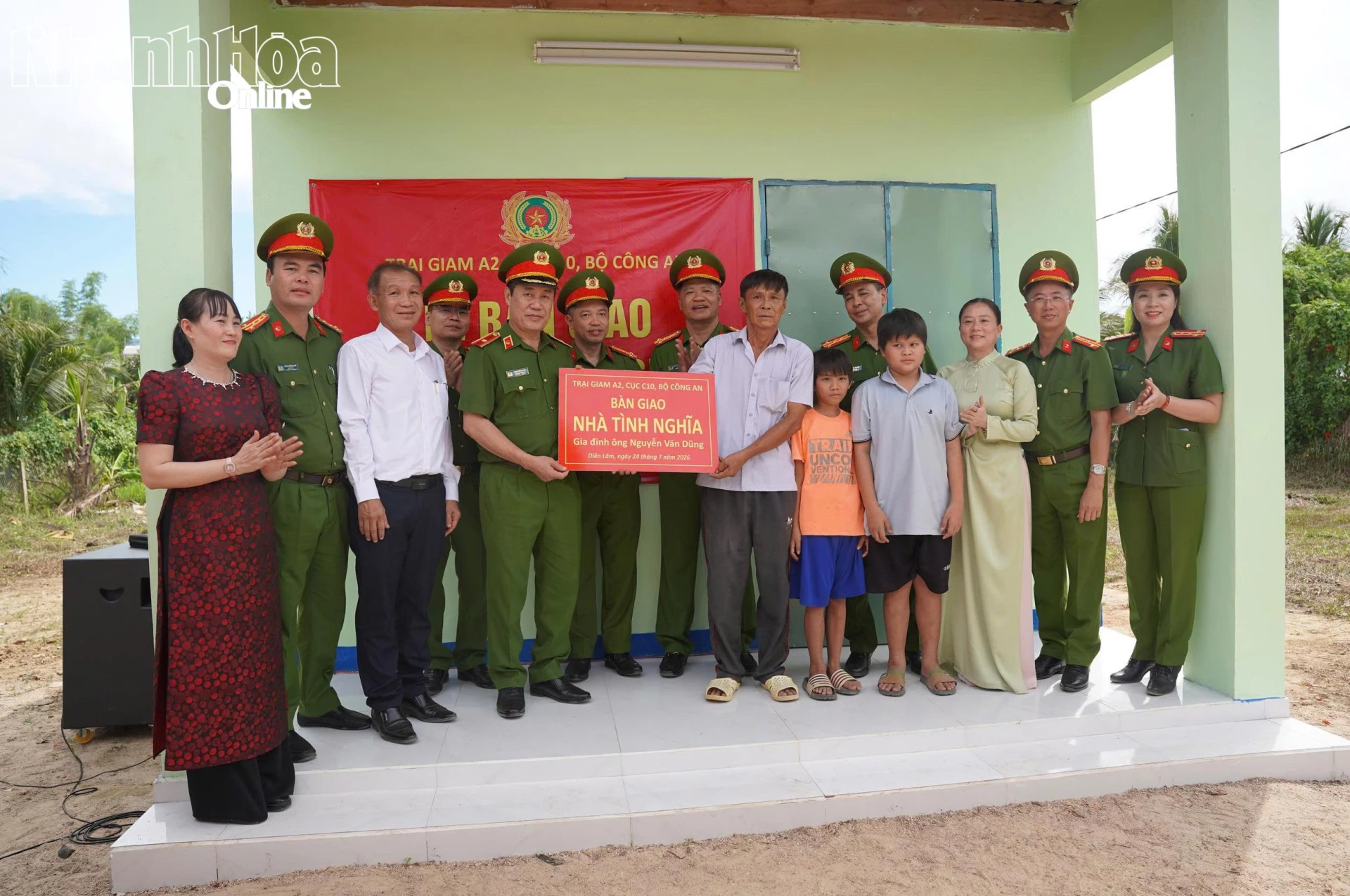 Đoàn cũng đã đến thăm và dự lễ bàn giao nhà tình nghĩa cho gia đình ông Nguyễn Văn Dũng