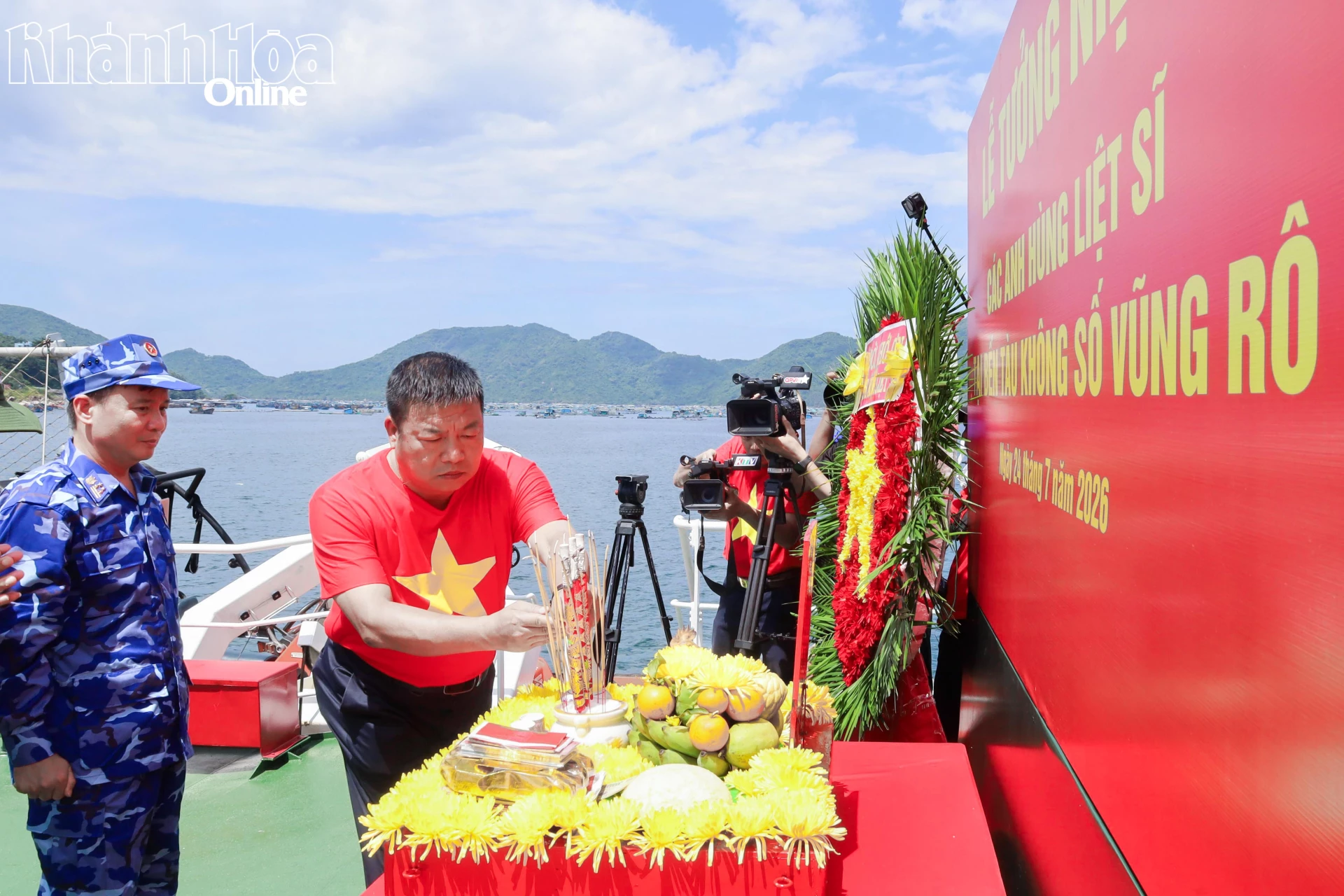 Đồng chí Võ Hoàn Hải - Ủy viên Ban Thường vụ Tỉnh ủy, Trưởng Ban Tuyên giáo và Dân vận Tỉnh ủy dâng hương tưởng nhớ các anh hùng liệt sĩ tại Bến tàu không số Vũng Rô.