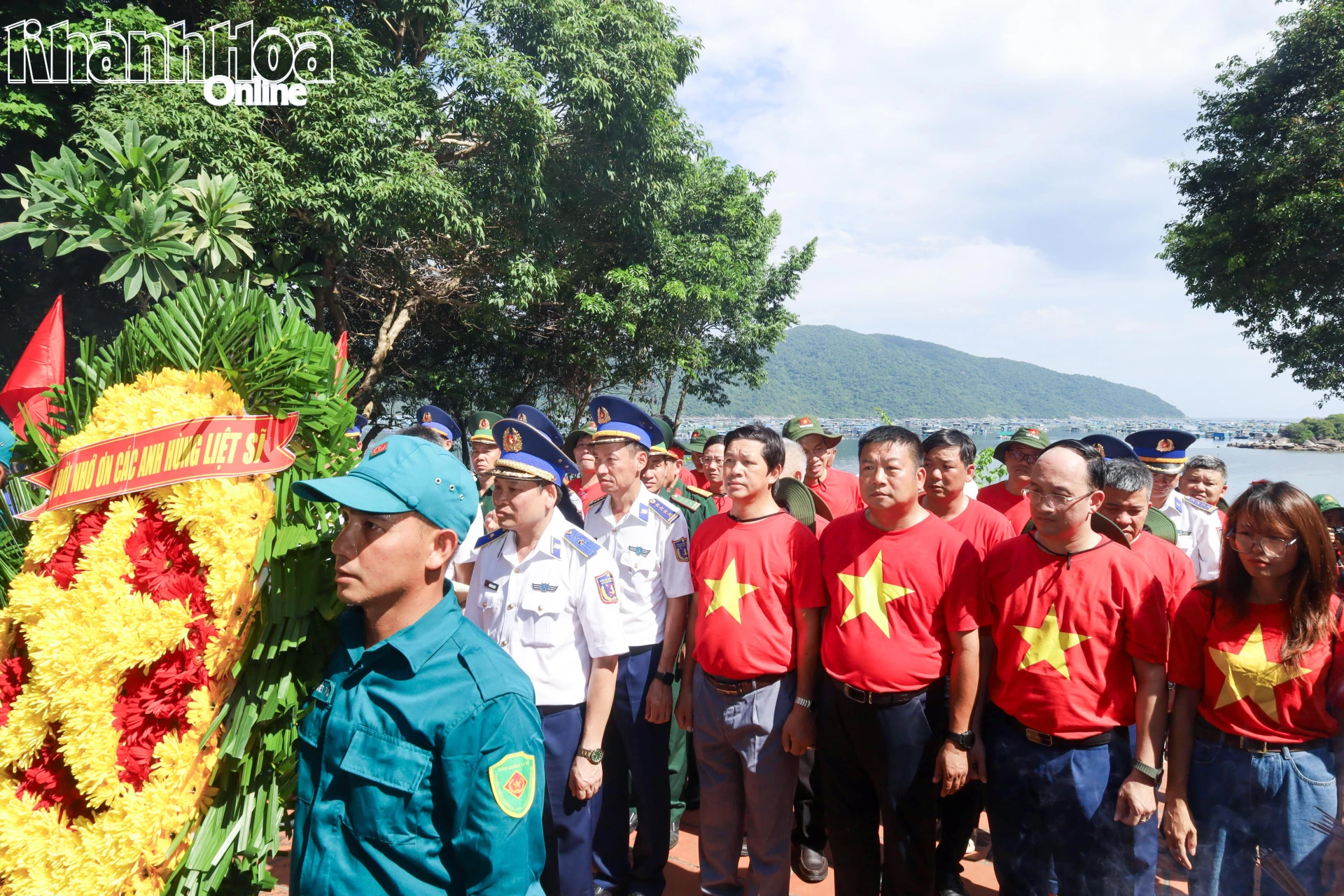 Đoàn công tác dâng hoa, dâng hương tại Khu di tích quốc gia đặc biệt Bến tàu không số Vũng Rô.