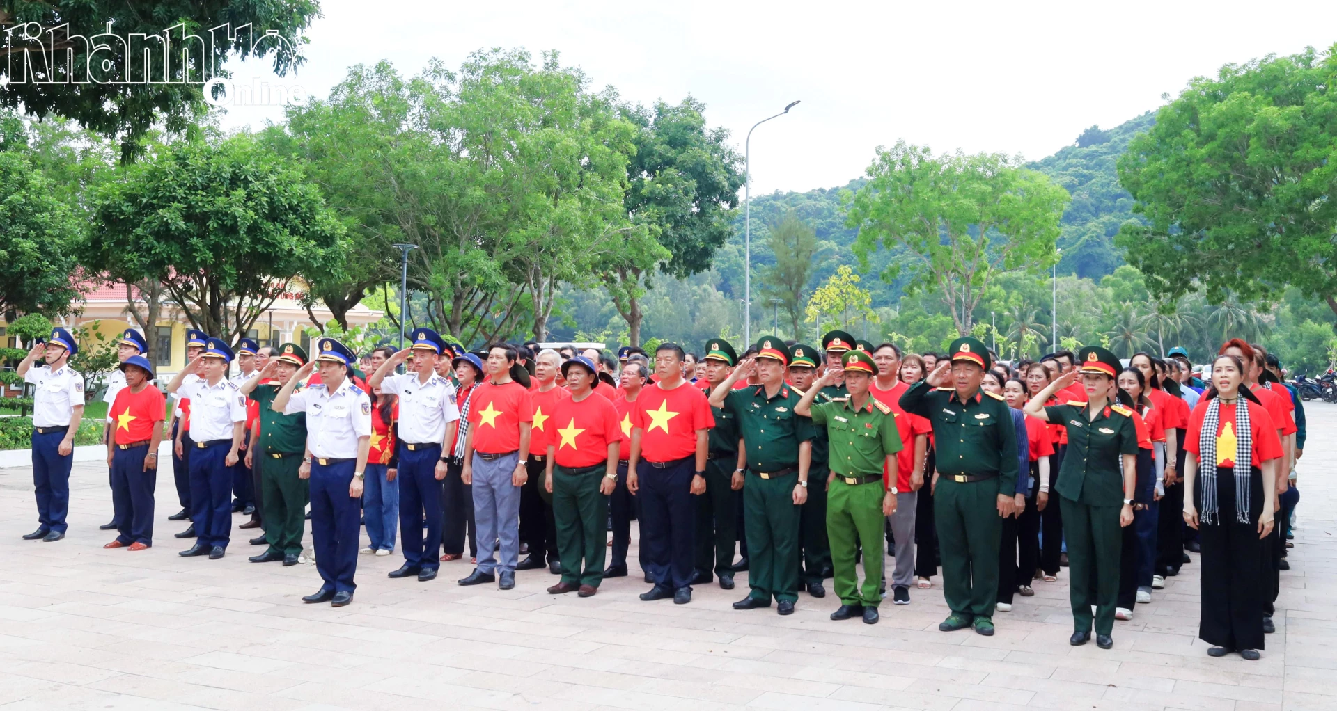 Đoàn công tác tổ chức lễ chào cờ tại Di tích Đường Hồ Chí Minh trên biển.