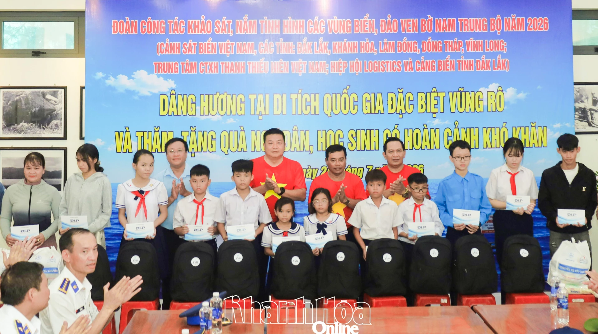 Đoàn công tác tặng quà cho các gia đình ngư dân và học sinh có hoàn cảnh khó khăn.