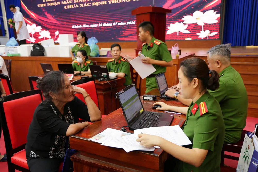 Lực lượng công an thu nhận mẫu sinh phẩm ADN của thân nhân liệt sĩ 1784875669381_4482598384263811789_4482598384263811789_f1a21e572b8348d976829bfadfd14fe6.jpg