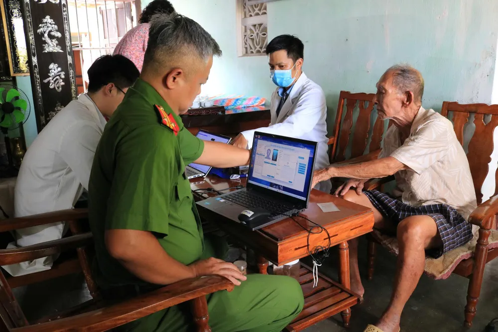 Lực lượng công an đến tận nhà thân nhân liệt sĩ để lấy mẫu sinh phẩm ADN 1784875668952_4482598384263811789_4482598384263811789_b531bae0db3622e8ee1c50d9edbfe6f5.jpg
