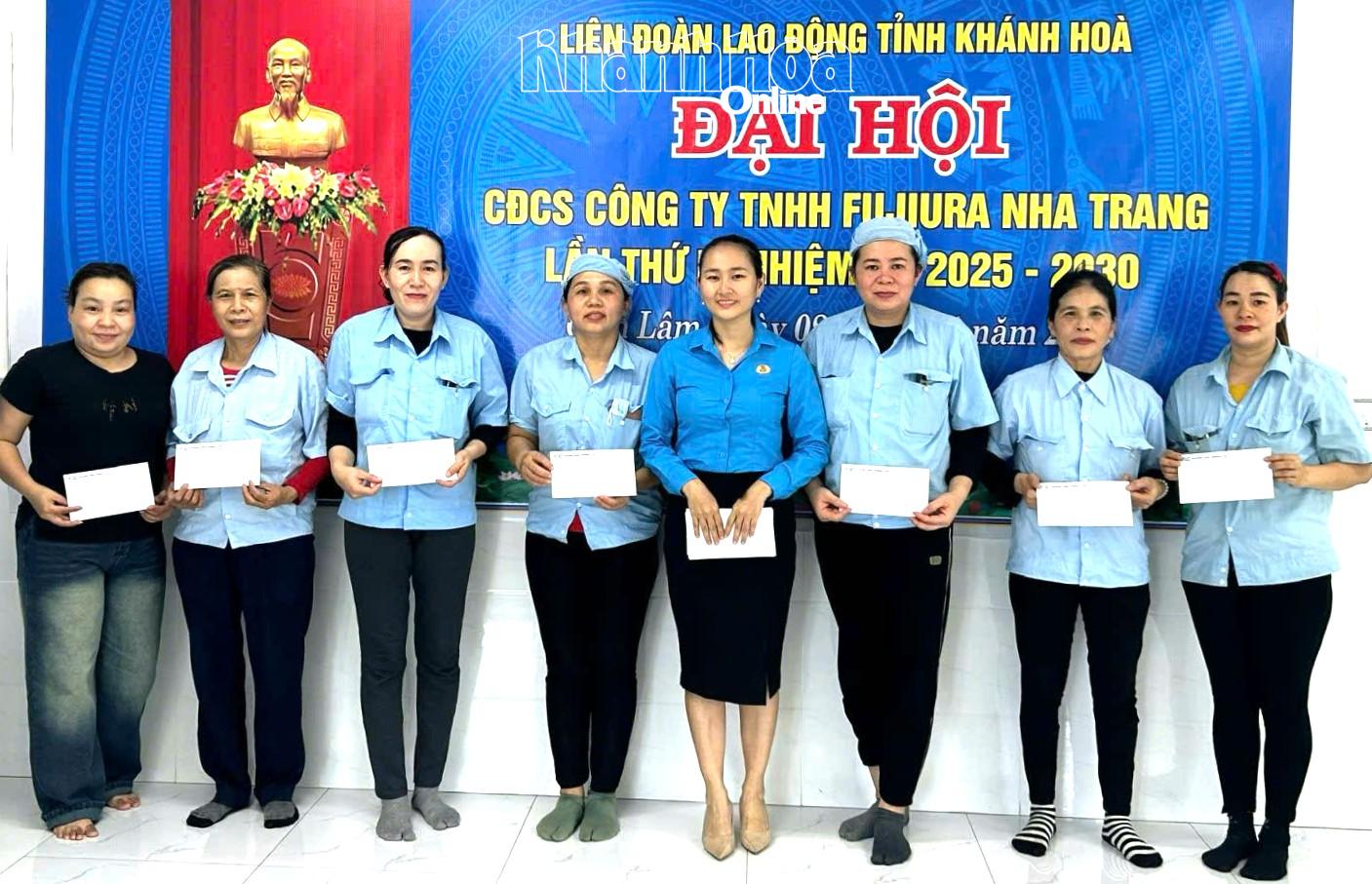 Bà Phạm Thị Tuyết Mỹ - Chủ tịch Công đoàn Công ty TNHH Fujiura Nha Trang (thứ 4 từ phải qua) trao hỗ trợ cho người lao động.