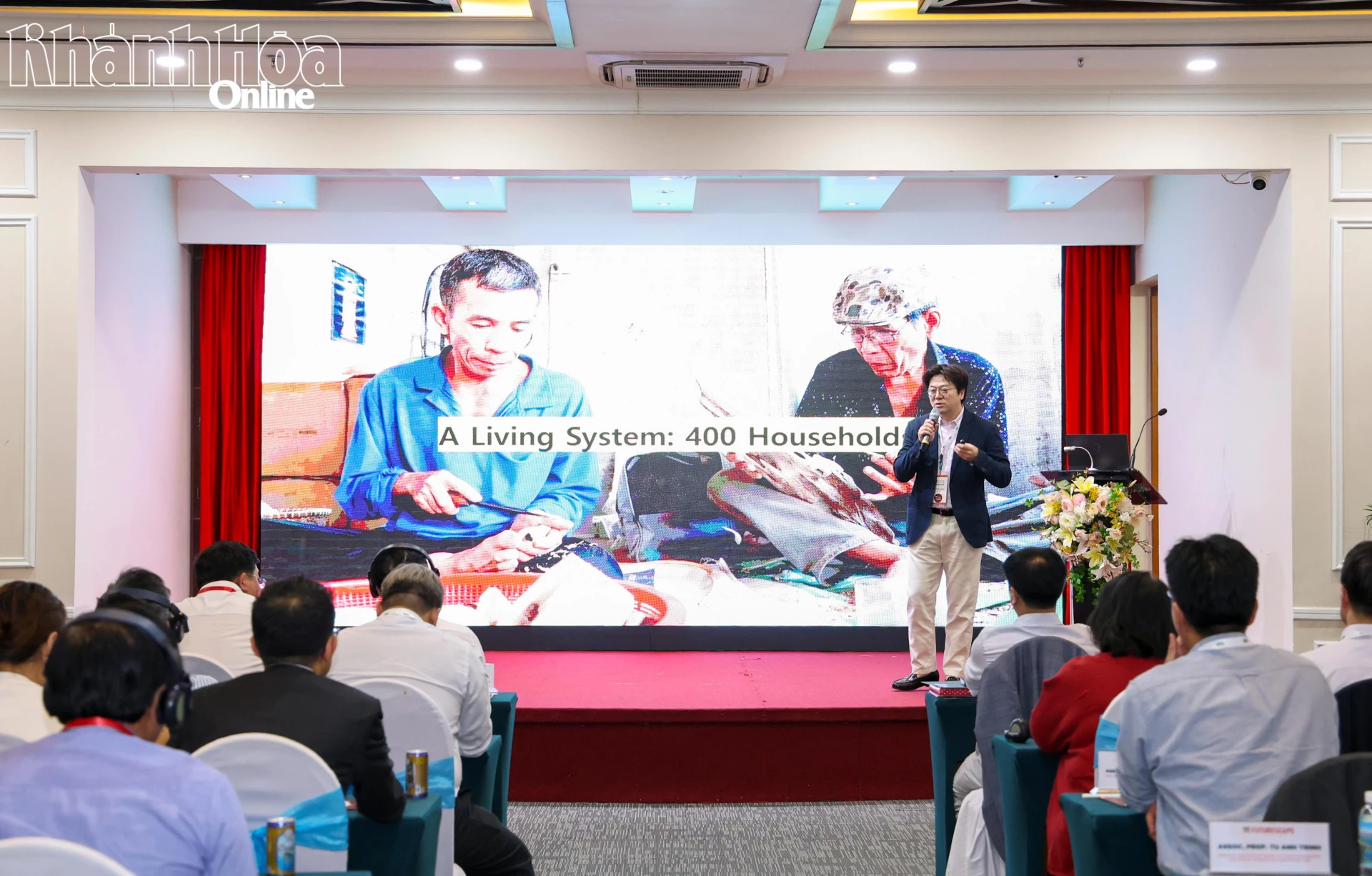 Ông Cho Kwanphil – giảng viên Đại học Handong Global (Hàn Quốc) trình bày báo cáo chuyên đề về làng nghề trầm hương Vạn Thắng tại hội thảo RTD 2026.