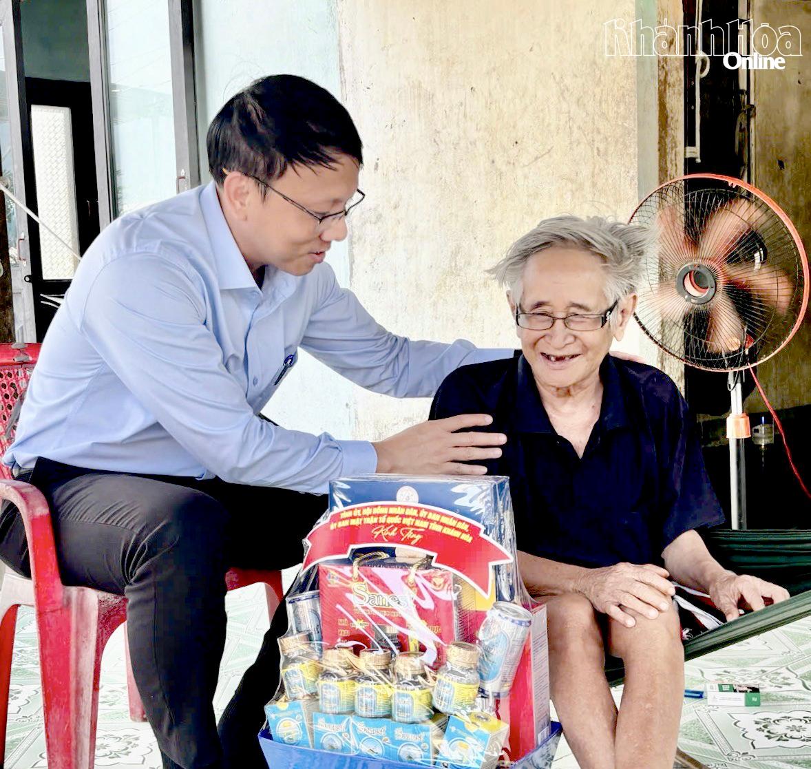 Đồng chí Nguyễn Thanh Hà tặng quà gia đình ông Patâu axá Vinh.