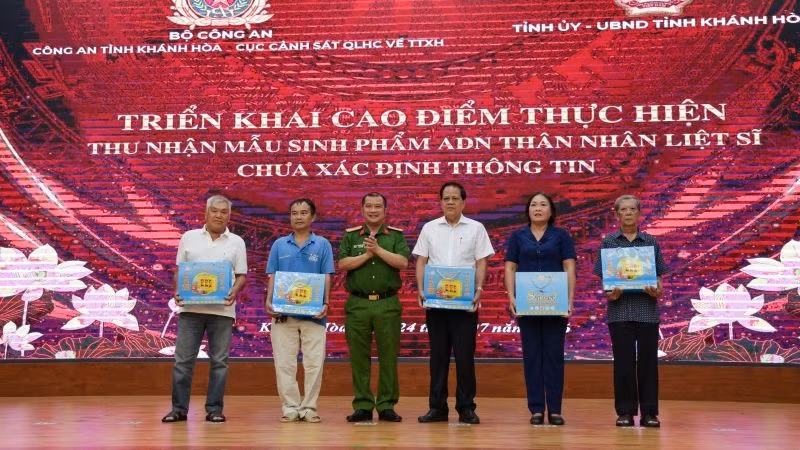 Lãnh đạo Công an tỉnh tặng quà tri ân cho các gia đình chính sách tiêu biểu trên địa bàn phường Nha Trang. 1784874651761-4404810360718223195-g9011398320216967284-2cfe45ff3ddbfdc150f68a5dc0e9e229.jpg