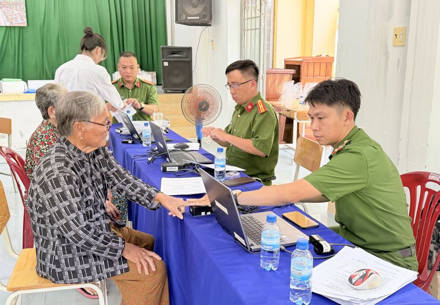 Thu nhận mẫu ADN của thân nhân liệt sĩ chưa xác định được danh tính tại khu vực Ninh Hòa