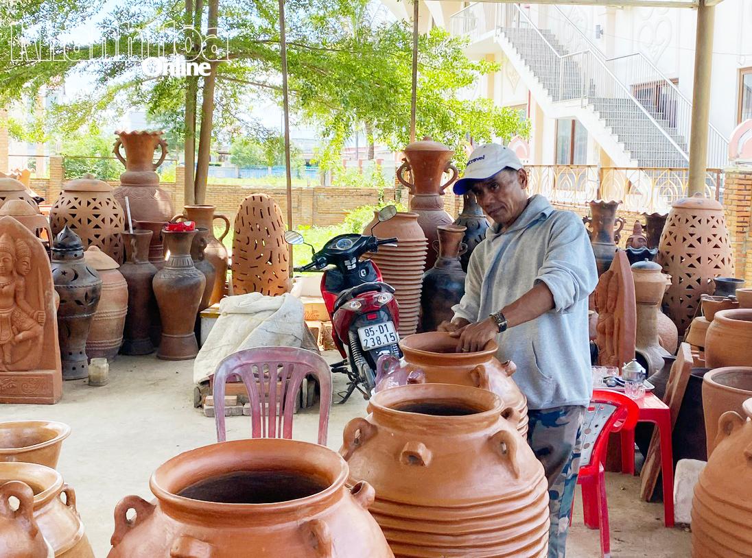 Hoạt động sản xuất gốm Chăm tại làng nghề gốm Bàu Trúc.