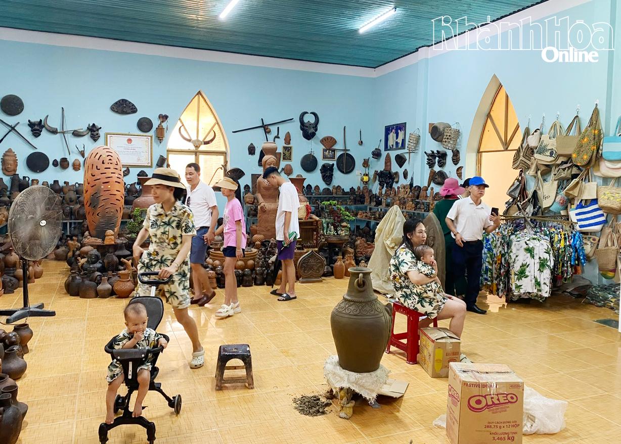 Du khách tham quan, trải nghiệm tại làng nghề gốm Bàu Trúc.