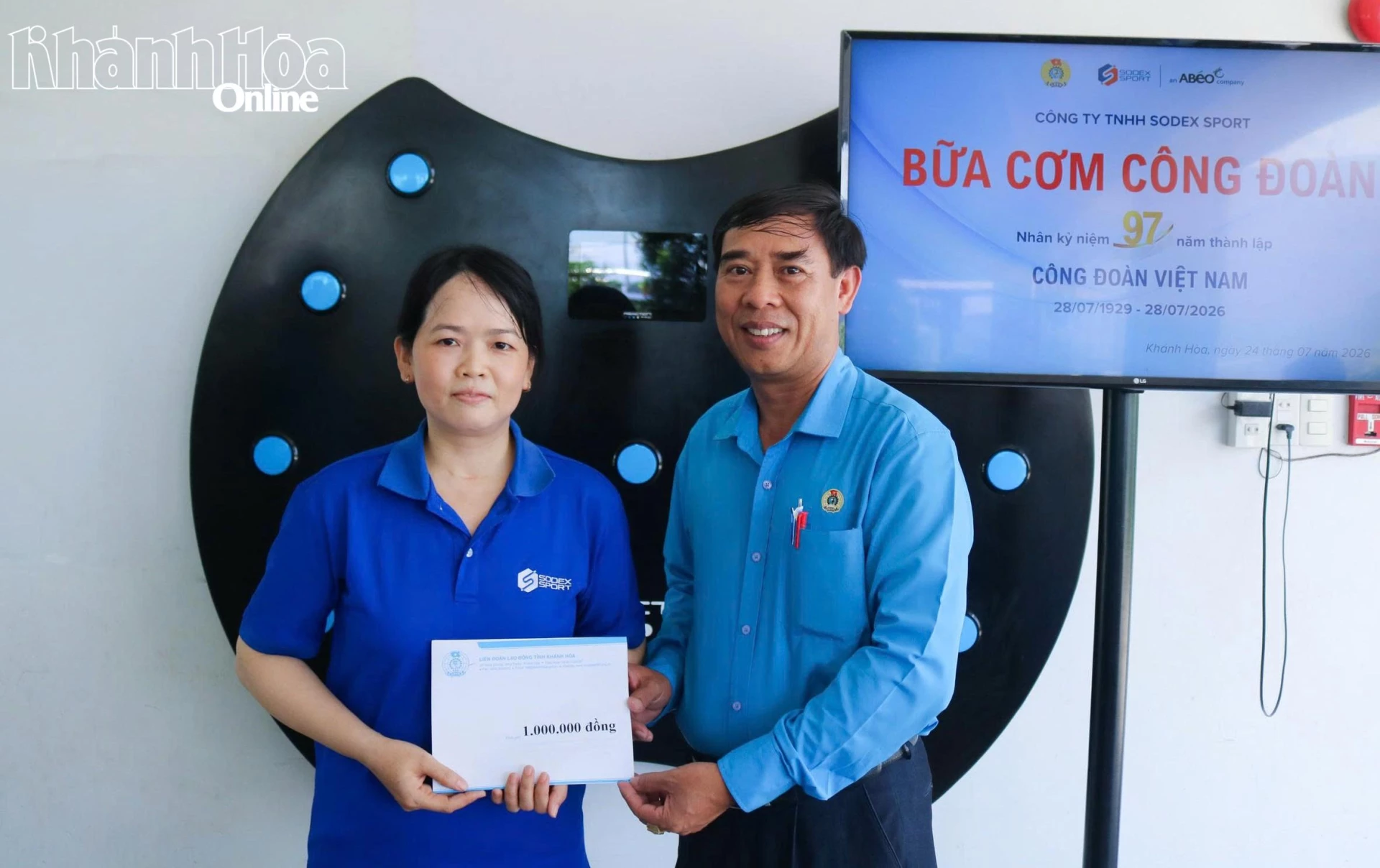Lãnh đạo Liên đoàn Lao động tỉnh trao hỗ trợ cho con đoàn viên có hoàn cảnh khó khăn.