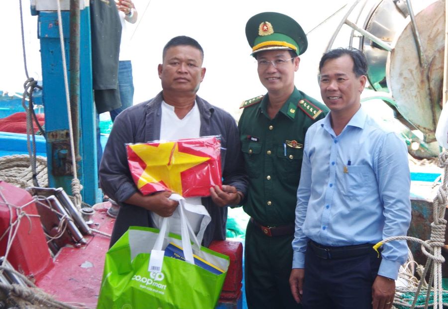 Ban tổ chức tặng cờ cho ngư dân.