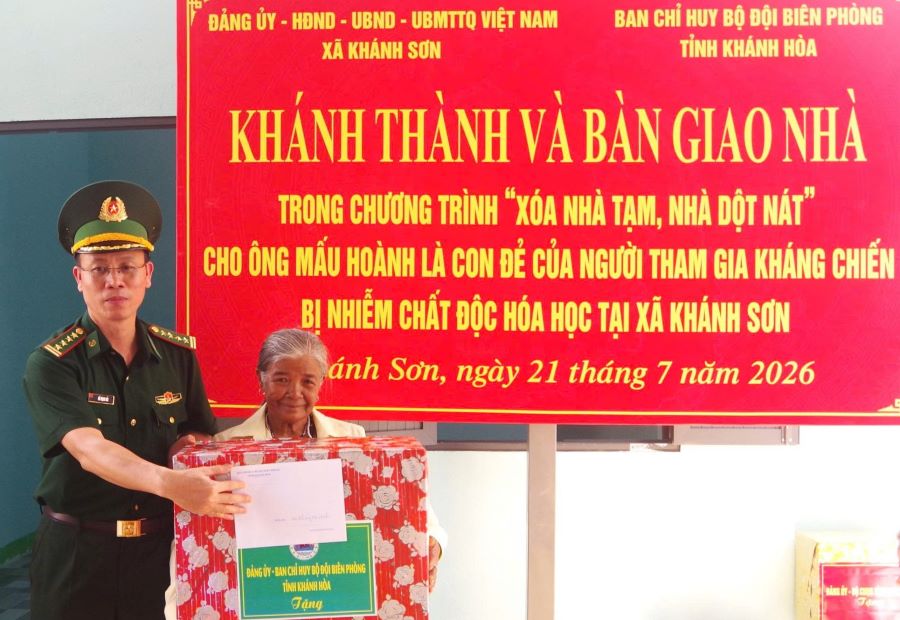 Đại tá Hồ Mạnh Hải - Phó Chính ủy Ban Chỉ huy Bộ đội Biên phòng tỉnh tặng quà cho gia đình ông Mấu Hoành tại lễ bàn giao.