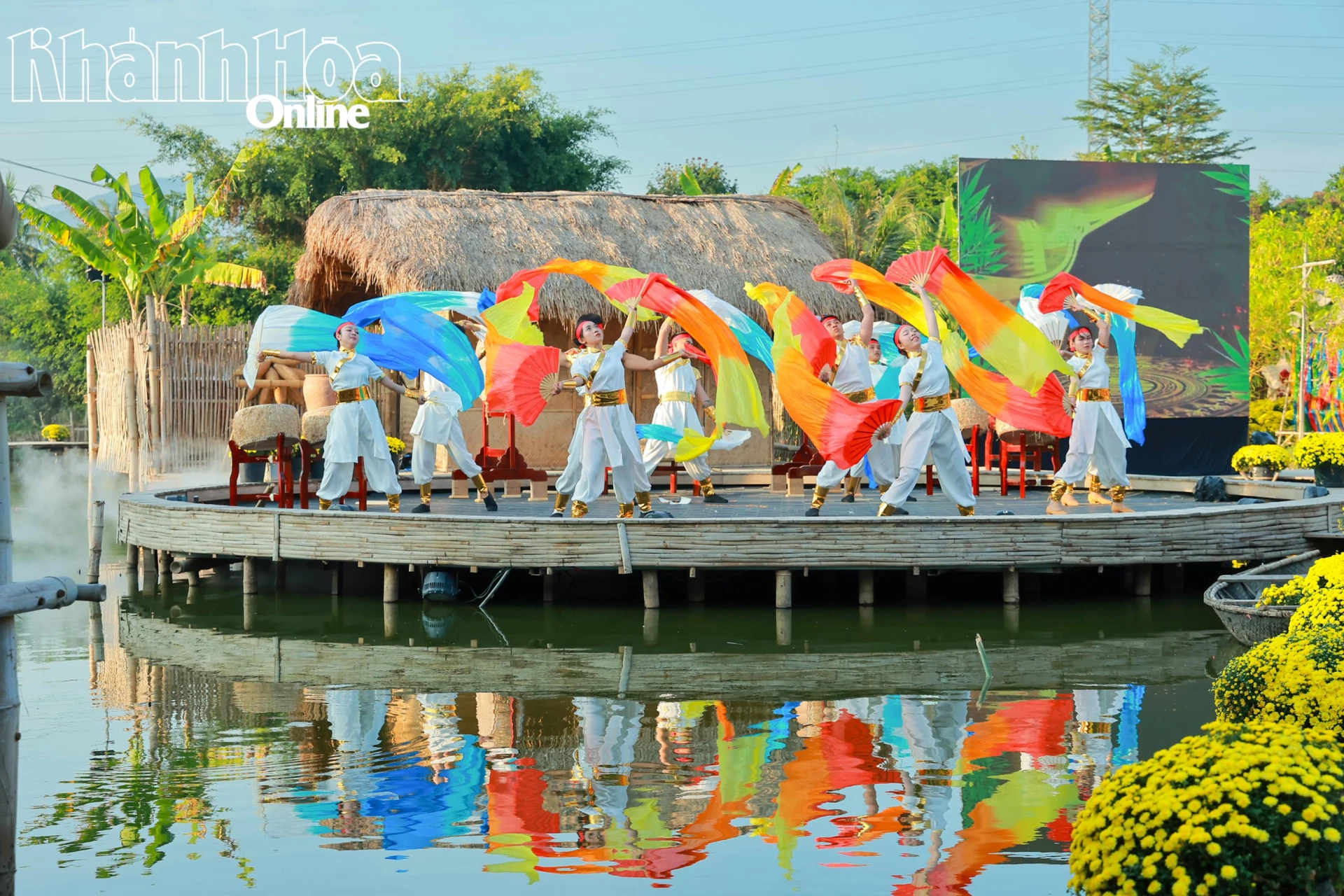 Biểu diễn văn nghệ tại Làng nghề Nha Trang Xưa. 