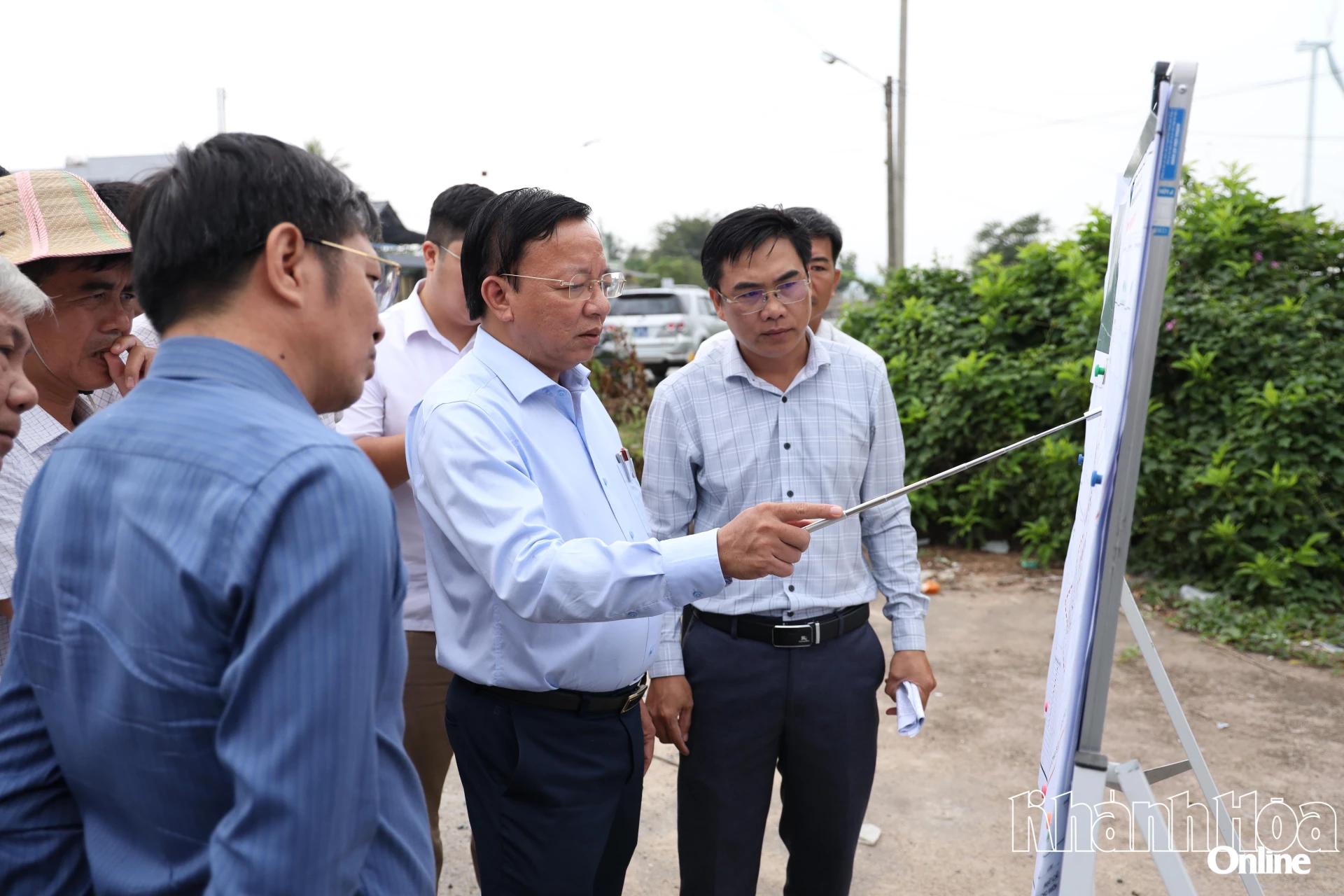 Đồng chí Lê Huyền - Phó Chủ tịch UBND tỉnh Khánh Hòa kiểm tra công tác bồi thường, giải phóng mặt bằng, xây dựng các khu tái định cư phục vụ Dự án Đường sắt tốc độ cao trên trục Bắc - Nam đi qua địa bàn tỉnh.