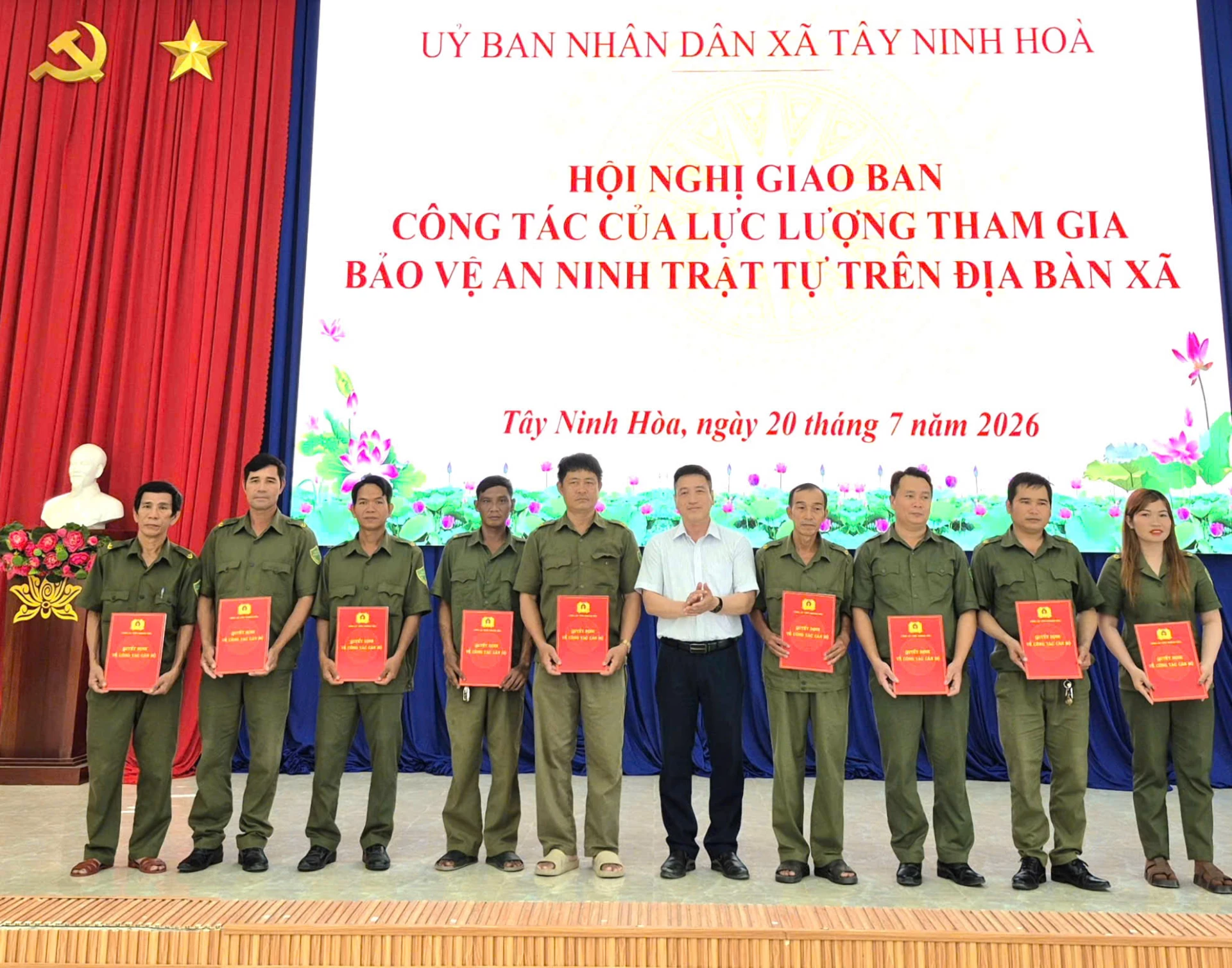 Lãnh đạo xã trao Quyết định cho các tổ bảo vệ an ninh trật tự ở cơ sở.