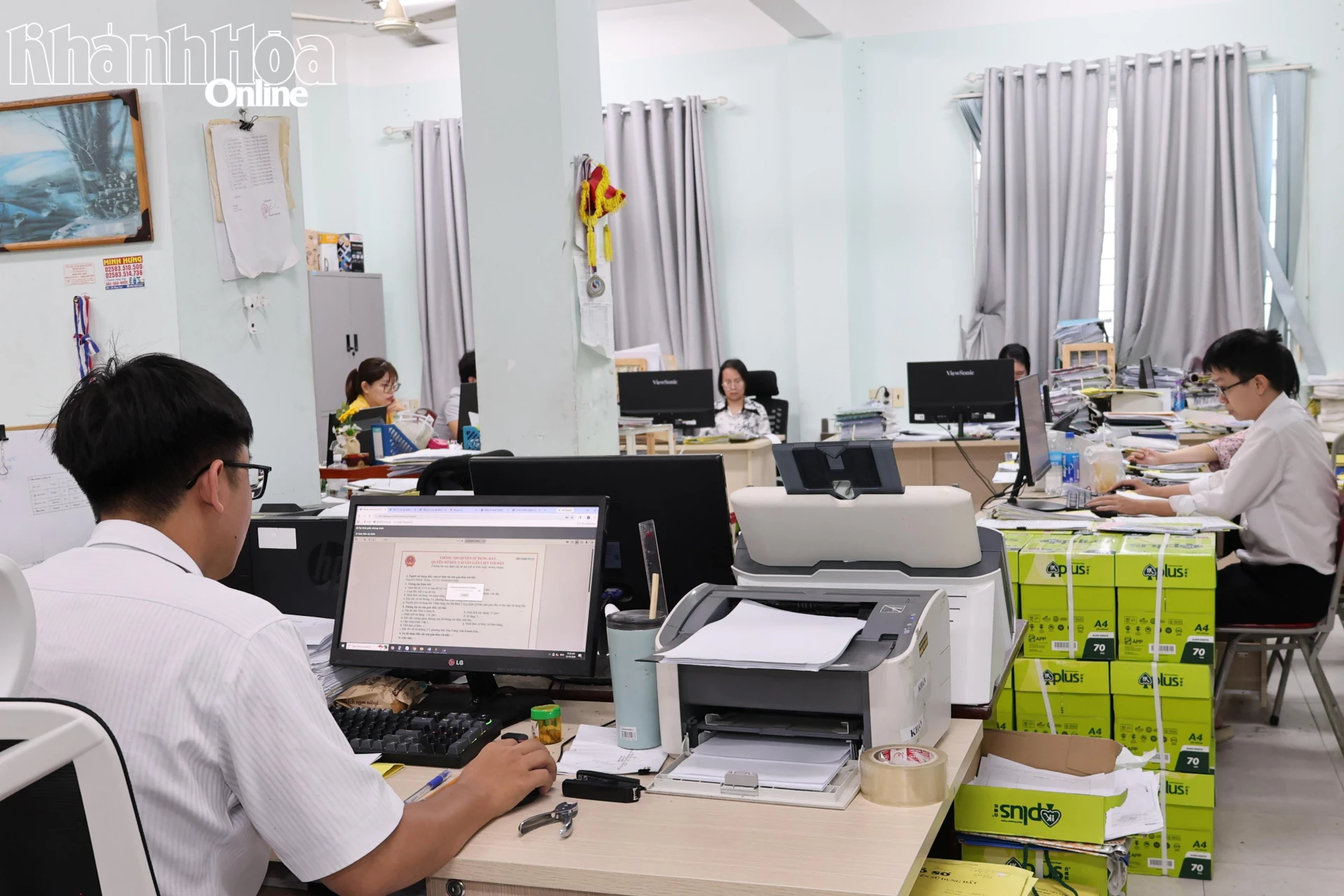 Chuyên viên Chi nhánh Văn phòng Đăng ký đất đai Nha Trang cập nhật dữ liệu đất đai.