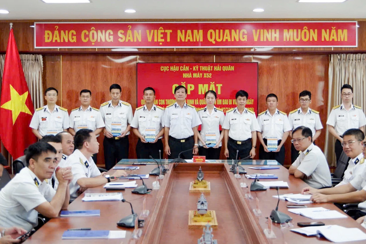 2. Lãnh đạo Nhà máy X52 tặng quà các quân nhân con thương binh, bệnh binh, quân nhân ốm đau, đi viện dài ngày.