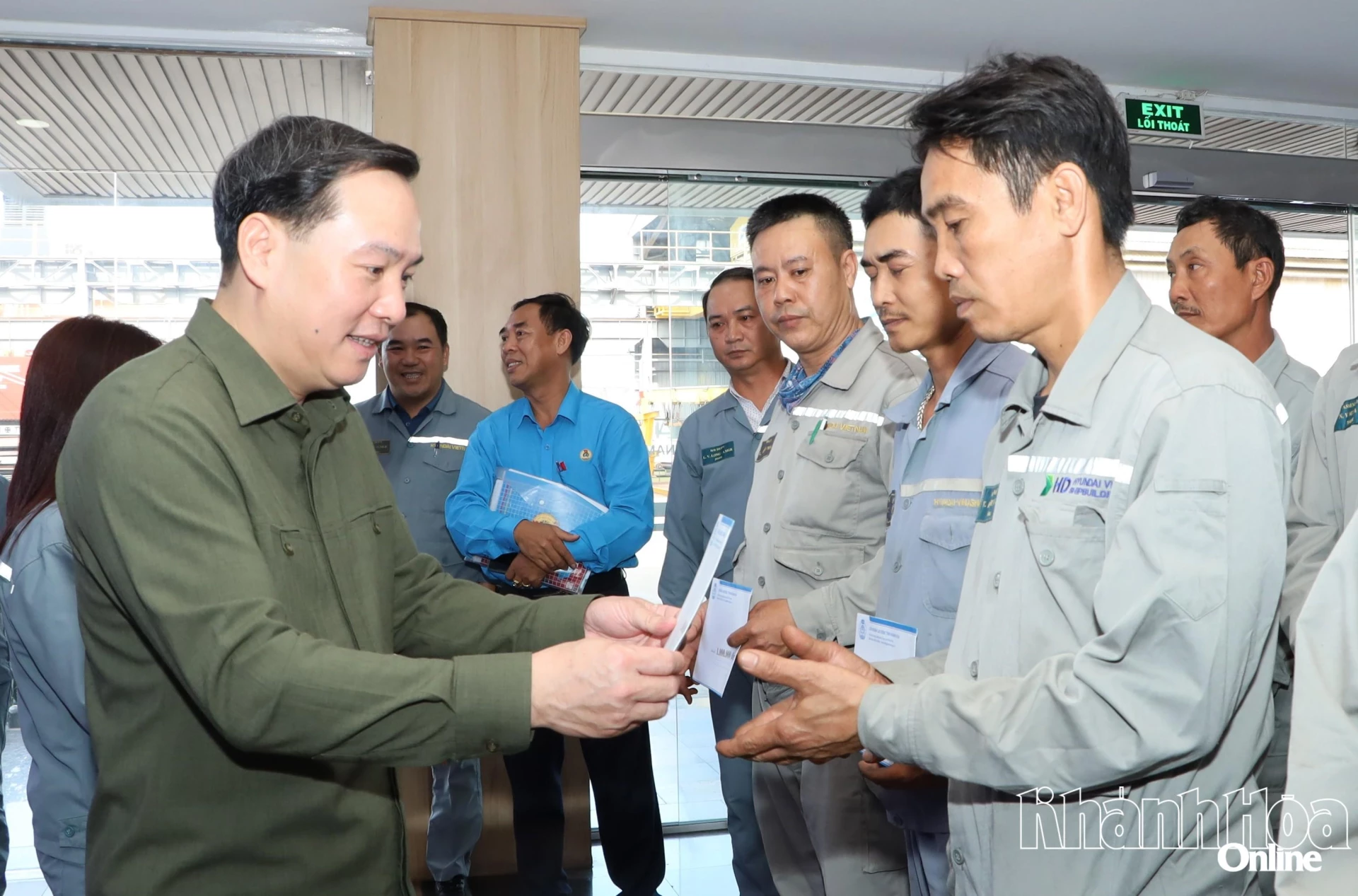 Đồng chí Hồ Xuân Trường - Ủy viên dự khuyết Trung ương Đảng, Phó Bí thư Thường trực Tỉnh ủy trao hỗ trợ cho đoàn viên, người lao động Công ty TNHH Đóng tàu HD Hyundai Việt Nam.