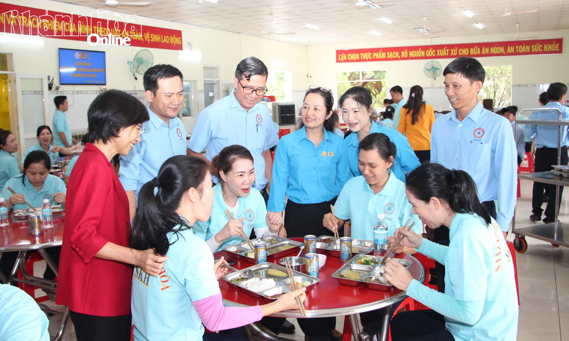 Công đoàn cơ sở Công ty TNHH Nhà nước Một thành viên Yến sào Khánh Hòa tổ chức Bữa cơm công đoàn dành cho đoàn viên, người lao động.