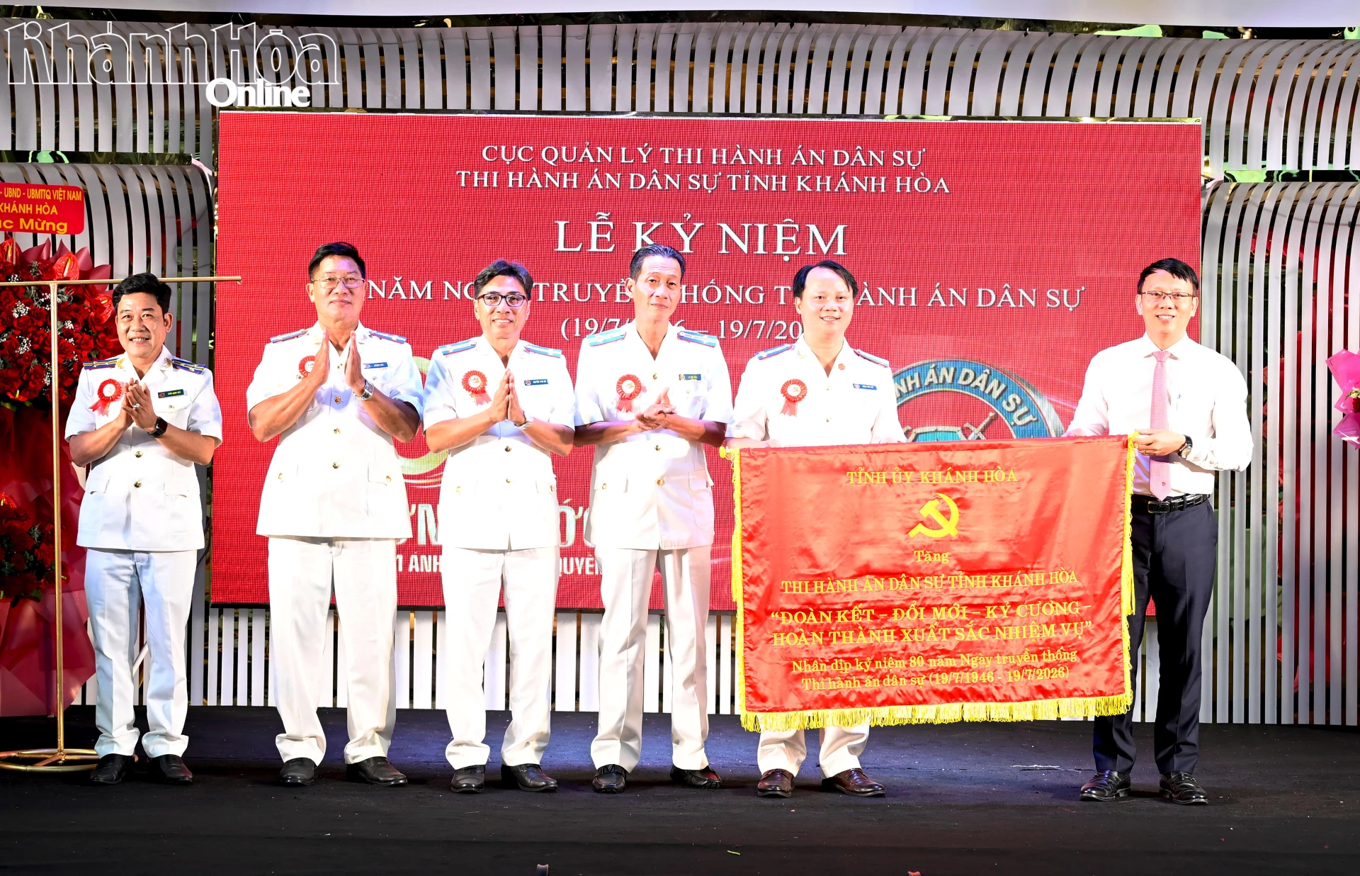 Đồng chí Nguyễn Thanh Hà trao tặng bức trướng cho Thi hành án dân sự tỉnh.