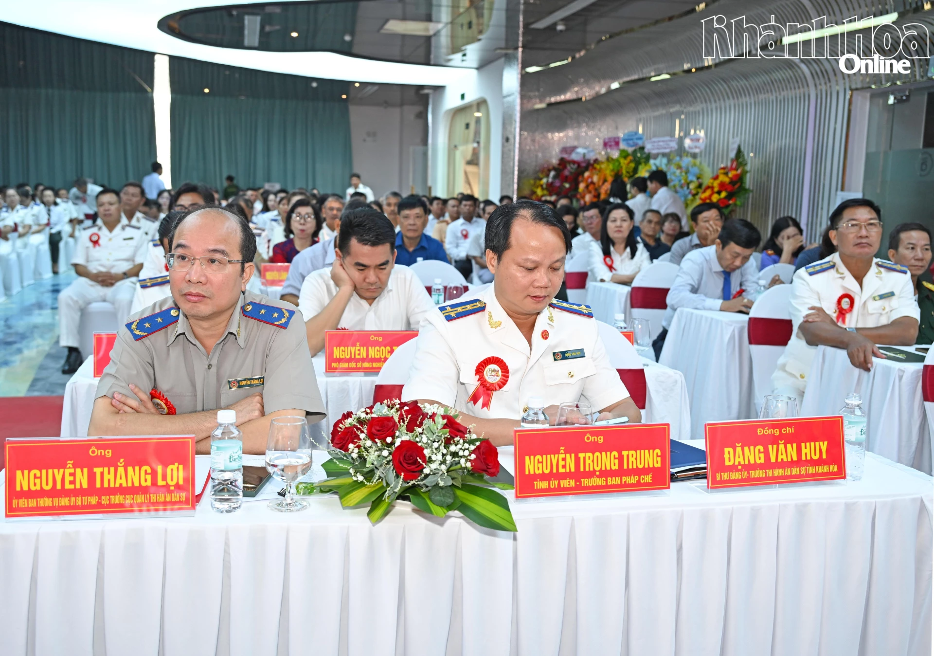 Các đại biểu tham dự buổi lễ.