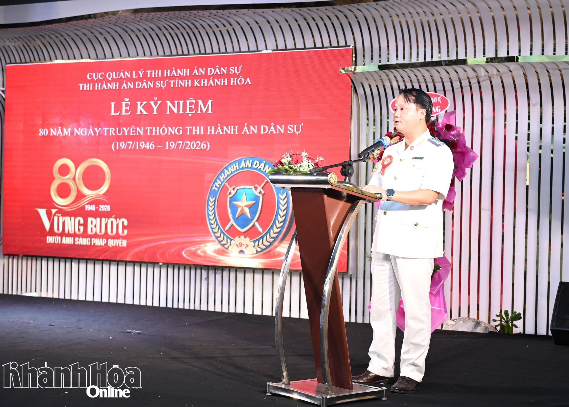 Lãnh đạo Thi hành án dân sự tỉnh đọc diễn văn tại buổi lễ.