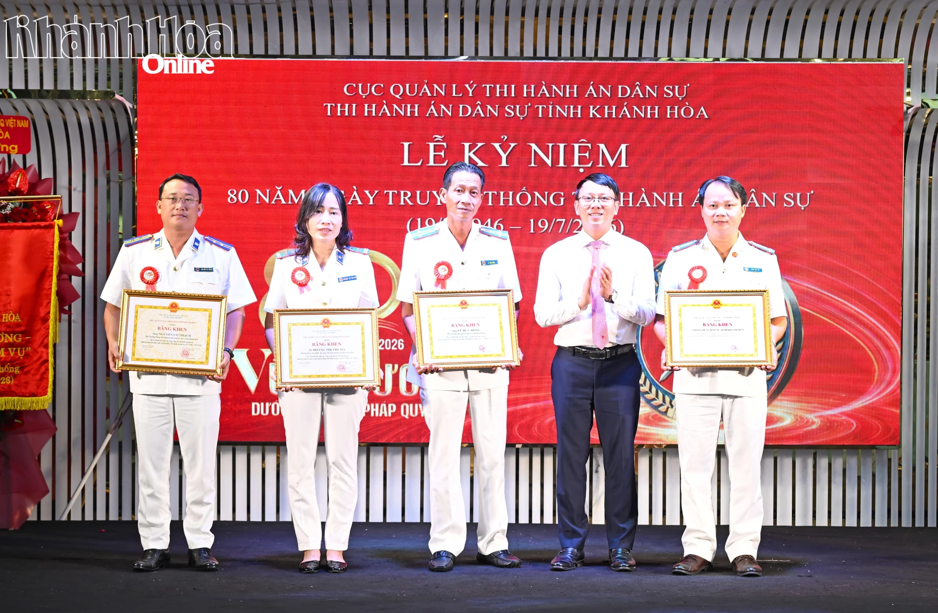 Đồng chí Nguyễn Thanh Hà trao bằng khen cho Thi hành án dân sự tỉnh và các cá nhân.