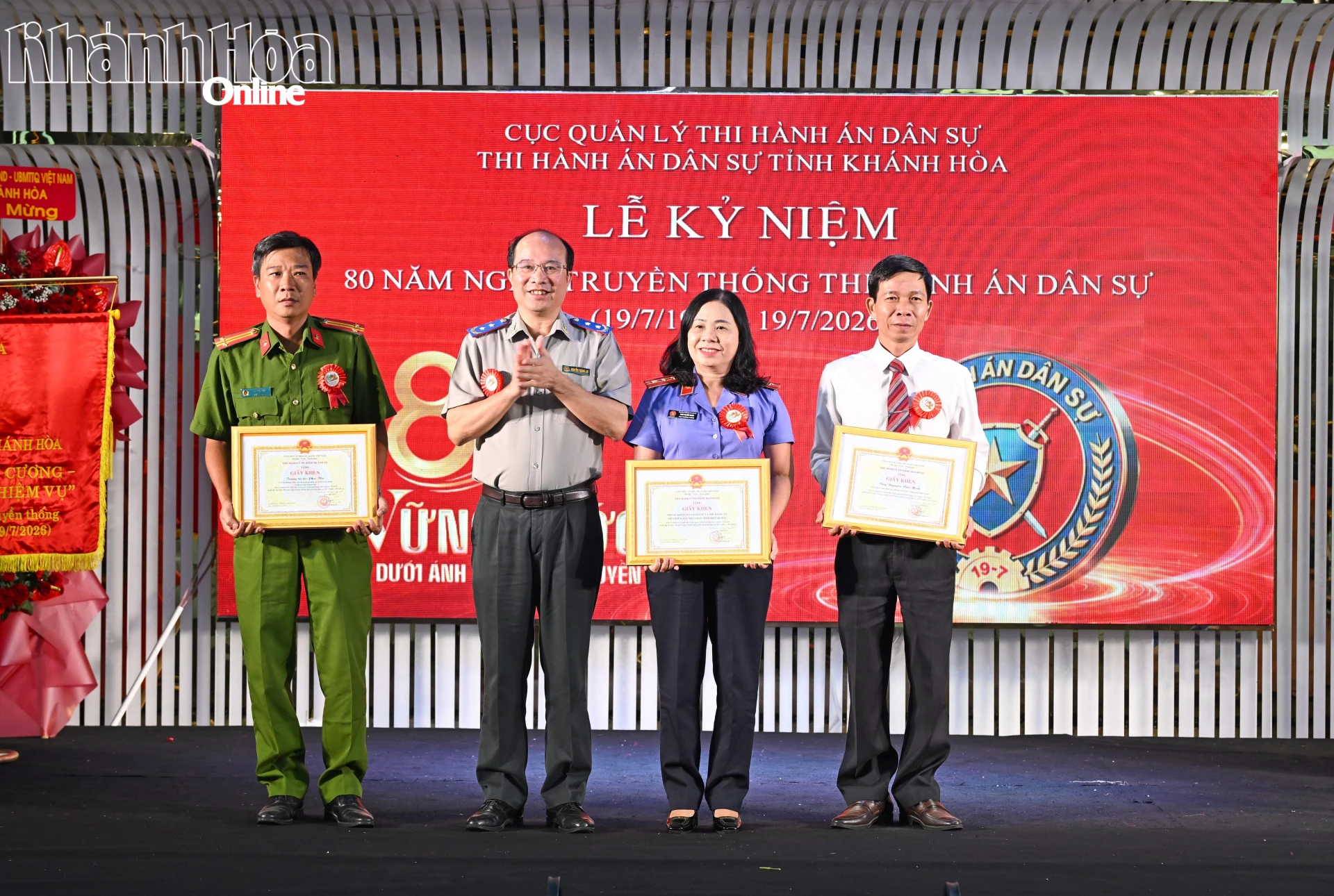 Ông Nguyễn Thắng Lợi trao giấy khen cho các tập thể, cá nhân.