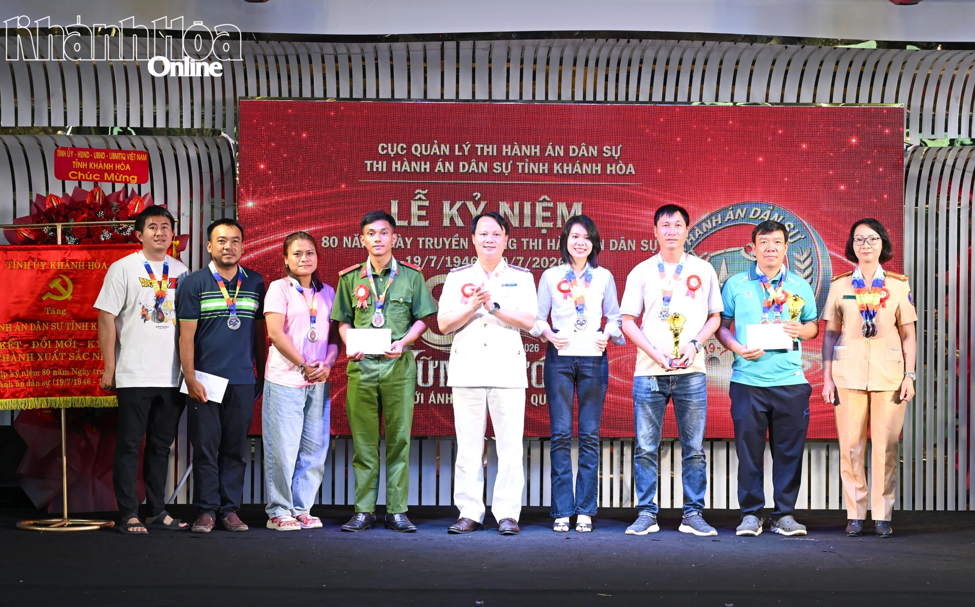 Các vận động viên đạt thành tích tại hội thao kỷ niệm 80 năm Ngày truyền thống Thi hành án dân sự tỉnh được khen thưởng.