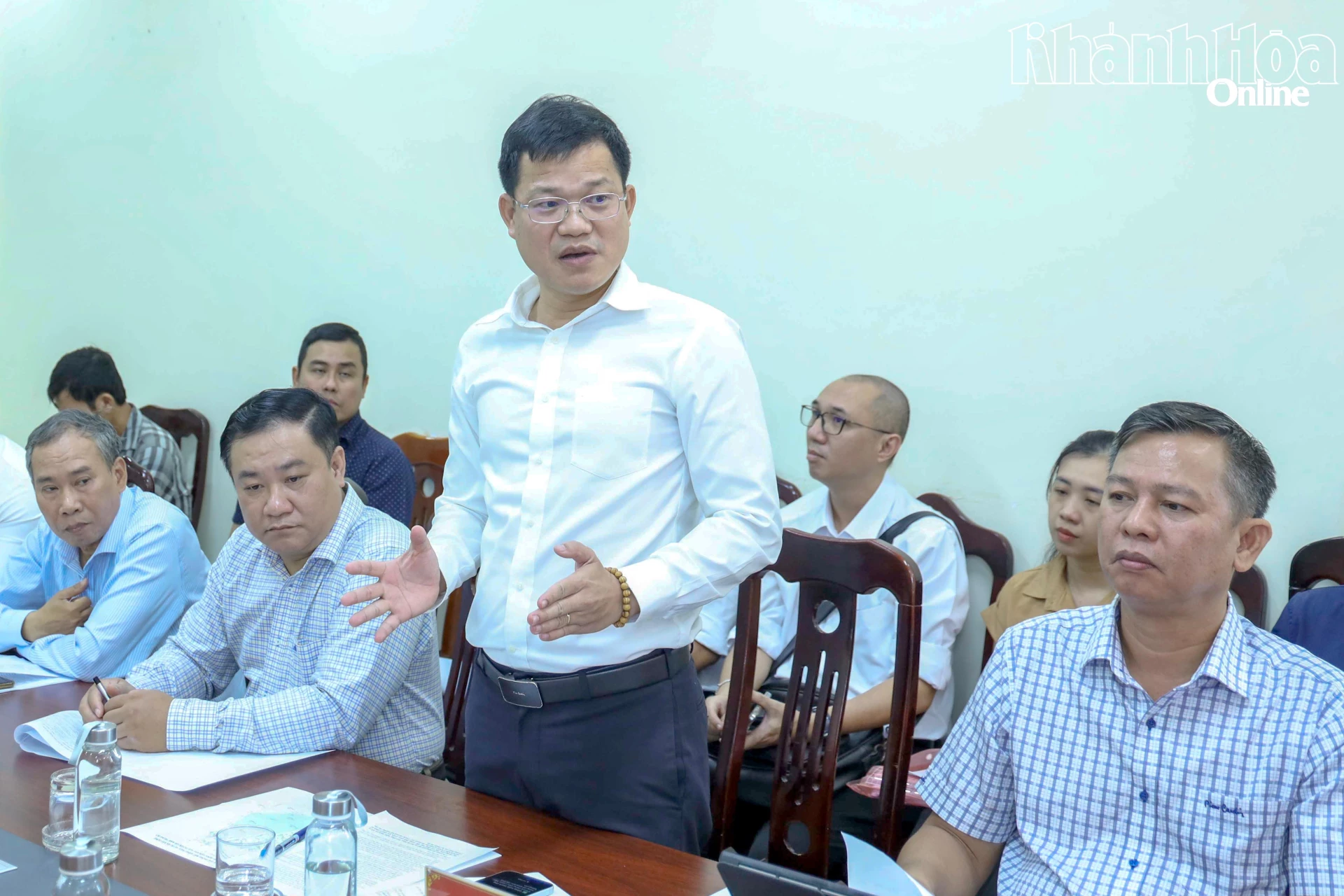 Lãnh đạo Ban Quản lý Dự án Phát triển tỉnh (chủ đầu tư dự án) phát biểu tại cuộc họp.