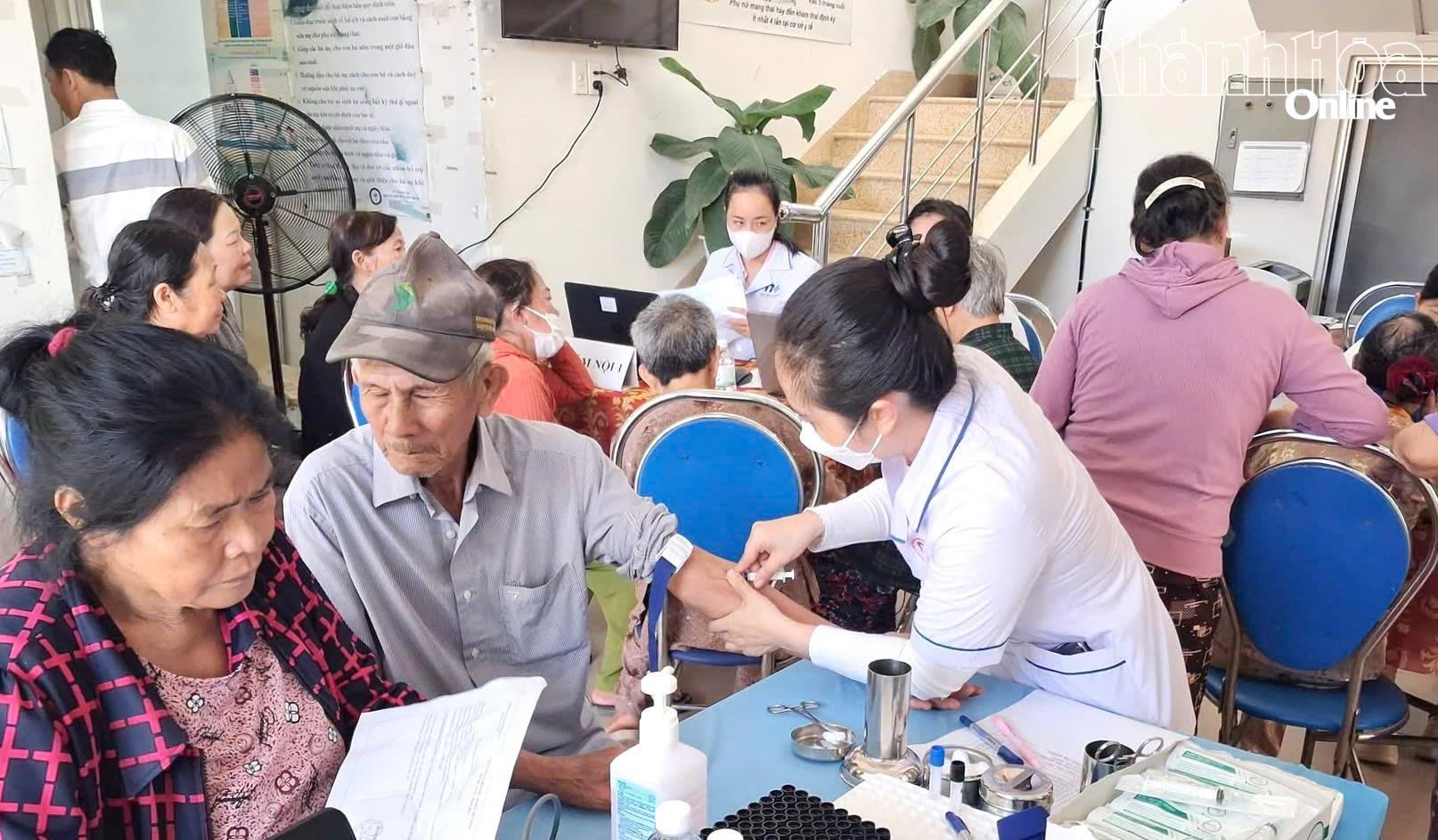 Khám sàng lọc sức khỏe miễn phí cho 700 người dân xã Nam Ninh Hòa