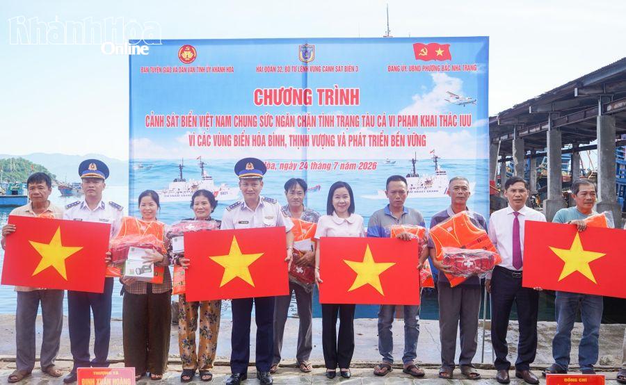 Cảnh sát biển đồng hành với ngư dân phường Bắc Nha Trang