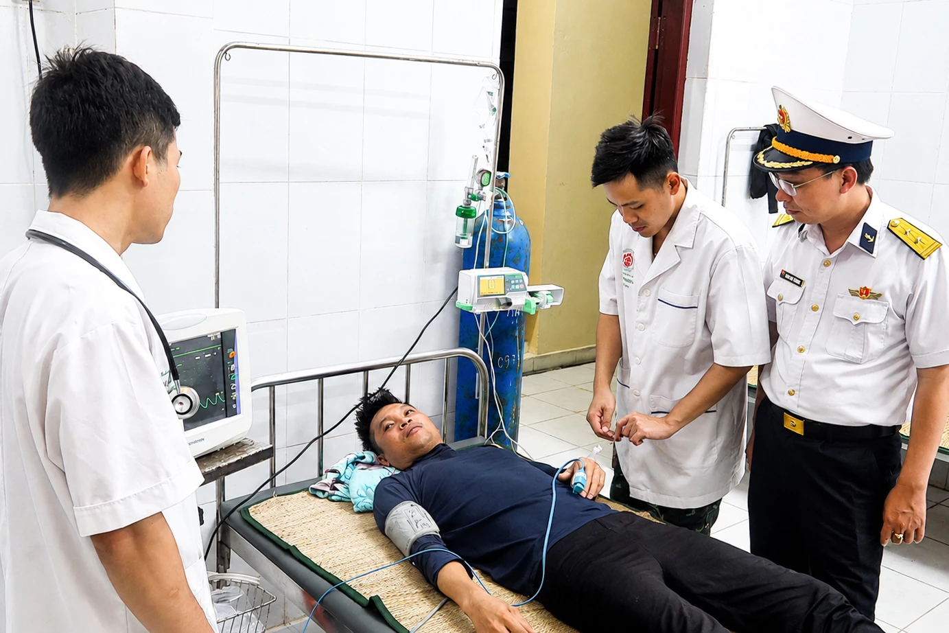 Bệnh xá đảo Song Tử Tây cấp cứu ngư dân bị xuất huyết tiêu hóa trên biển