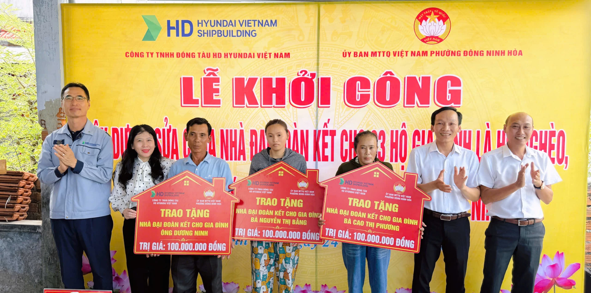 Ban tổ chức trao bảng tượng trưng hỗ trợ kinh phí xây dựng nhà cho các hộ.