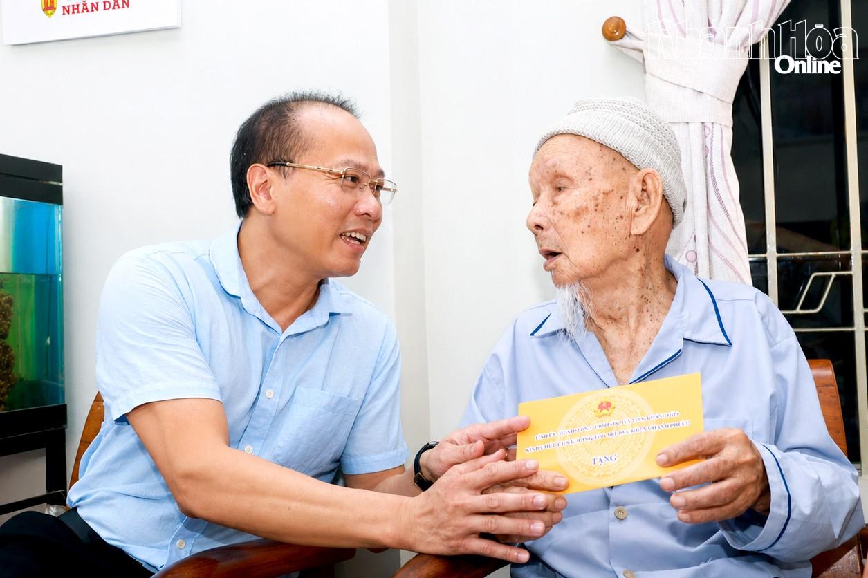Chủ tịch Ủy ban MTTQ Việt Nam tỉnh Nguyễn Khắc Hà thăm, tặng quà tri ân các gia đình có công với cách mạng