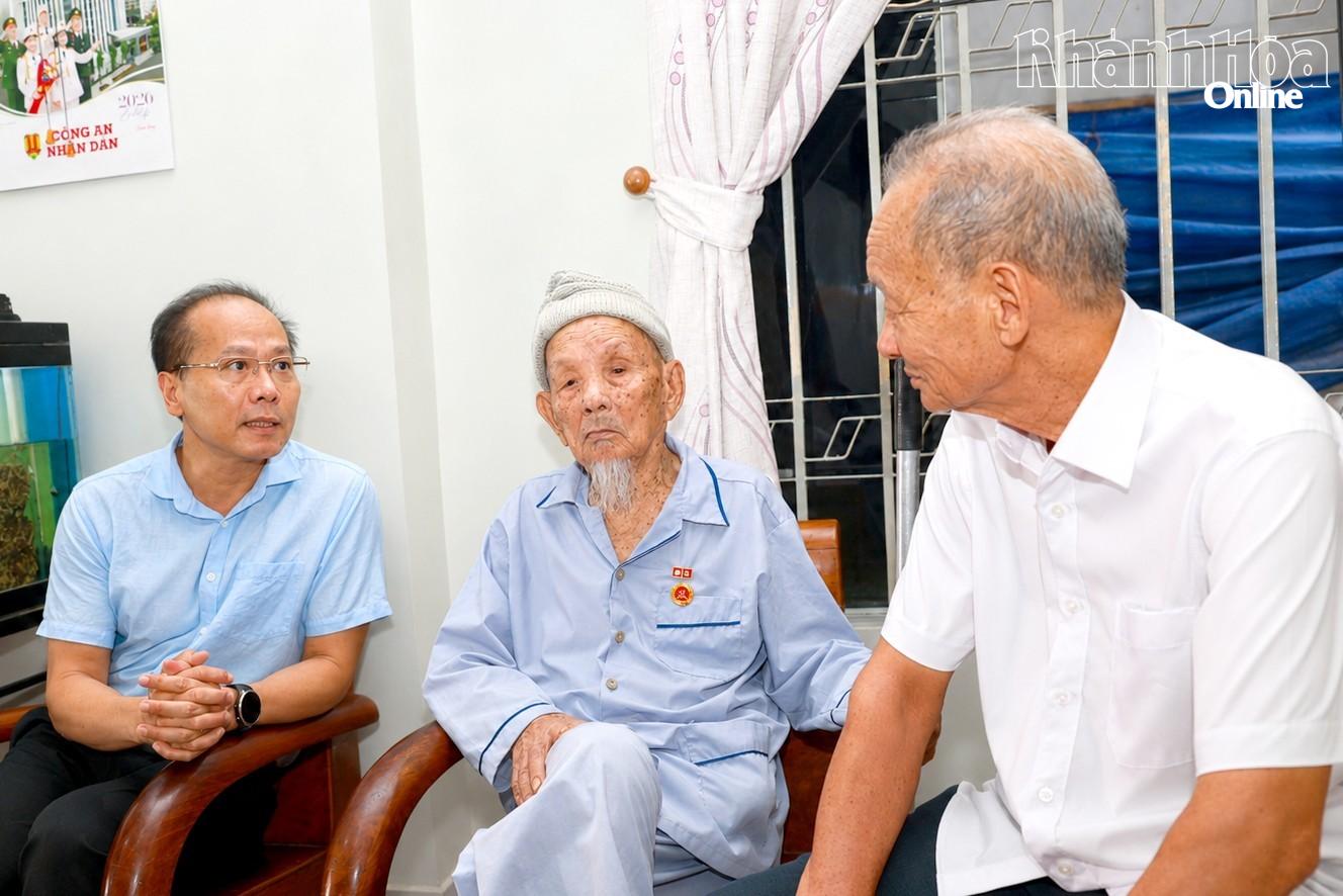 Đồng chí Nguyễn Khắc Hà trò chuyện với gia đình ông Lê Thành.