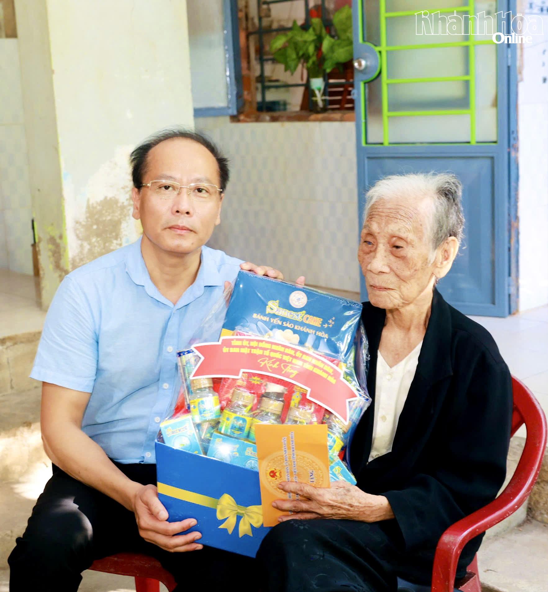 Đồng chí Nguyễn Khắc Hà tặng quà gia đình bà Nguyễn Thị Vàng.