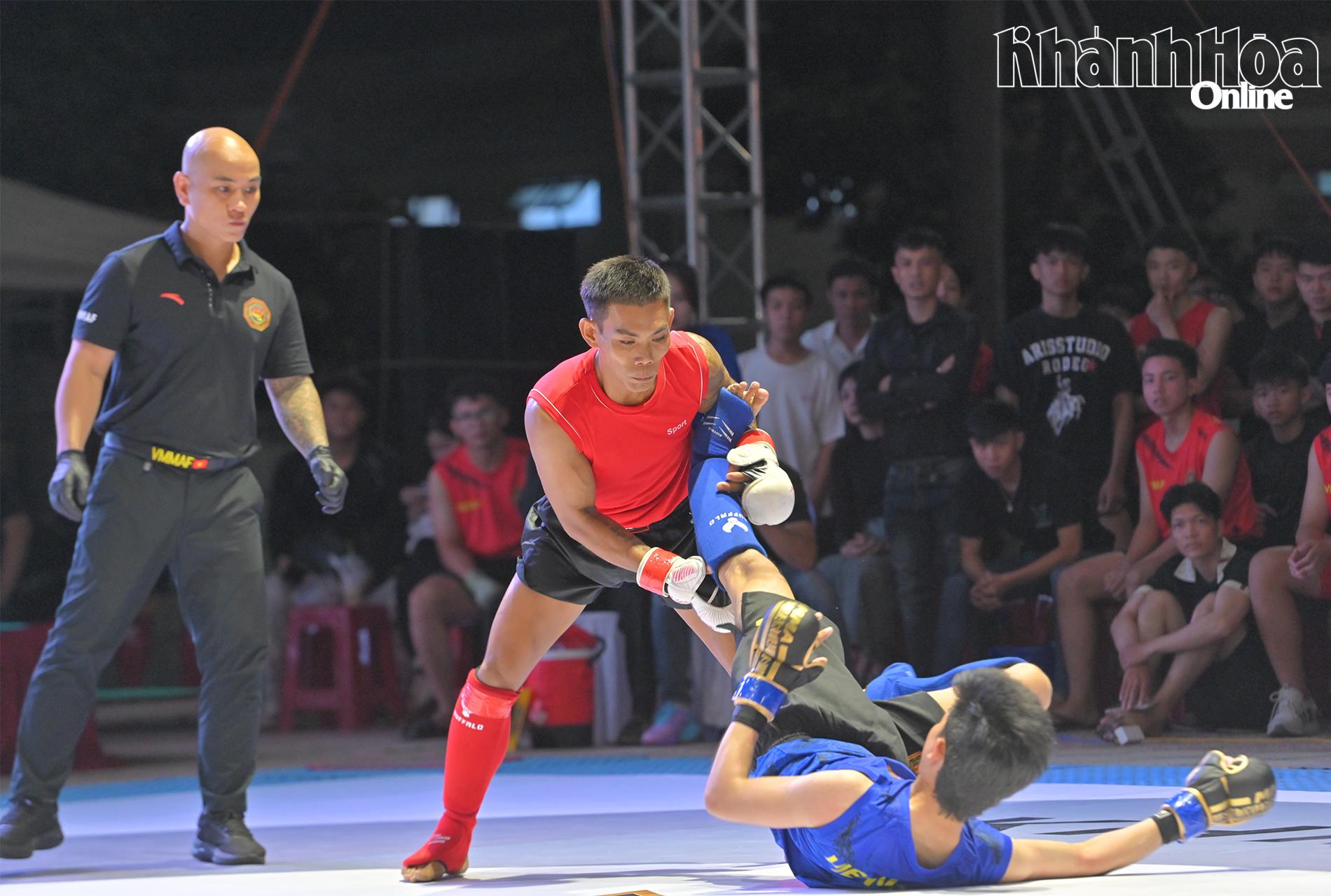 Các võ sinh thi đấu tại giải.